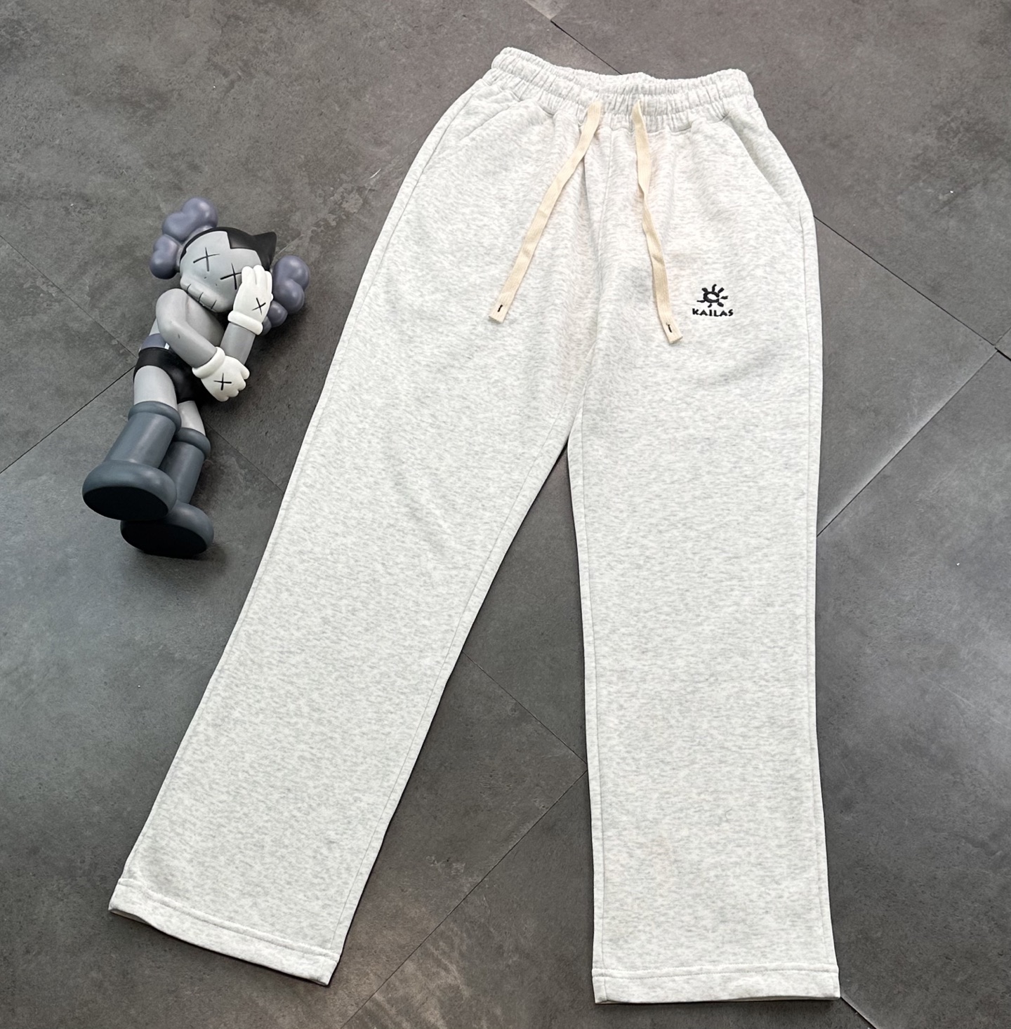 💰215
KAILAS凯乐石经典百搭宽松卫裤束脚裤休闲裤子
上身不挑人 /定制原版💥 logo采用德国进口刺绣 水洗随意搓洗 上身显白又显瘦 不通俗大众 靓眼夺目 回头率超高 拍照超好看📷 细节拉🈵️
Color:黑色/灰色
Size:M-2XL
M L XL XXL
裤长: 98 100 102 104
腰围: 72 76 80 82
臀围: 106 110 114 118
(⚠️手工测量,误差1-2cm左右)