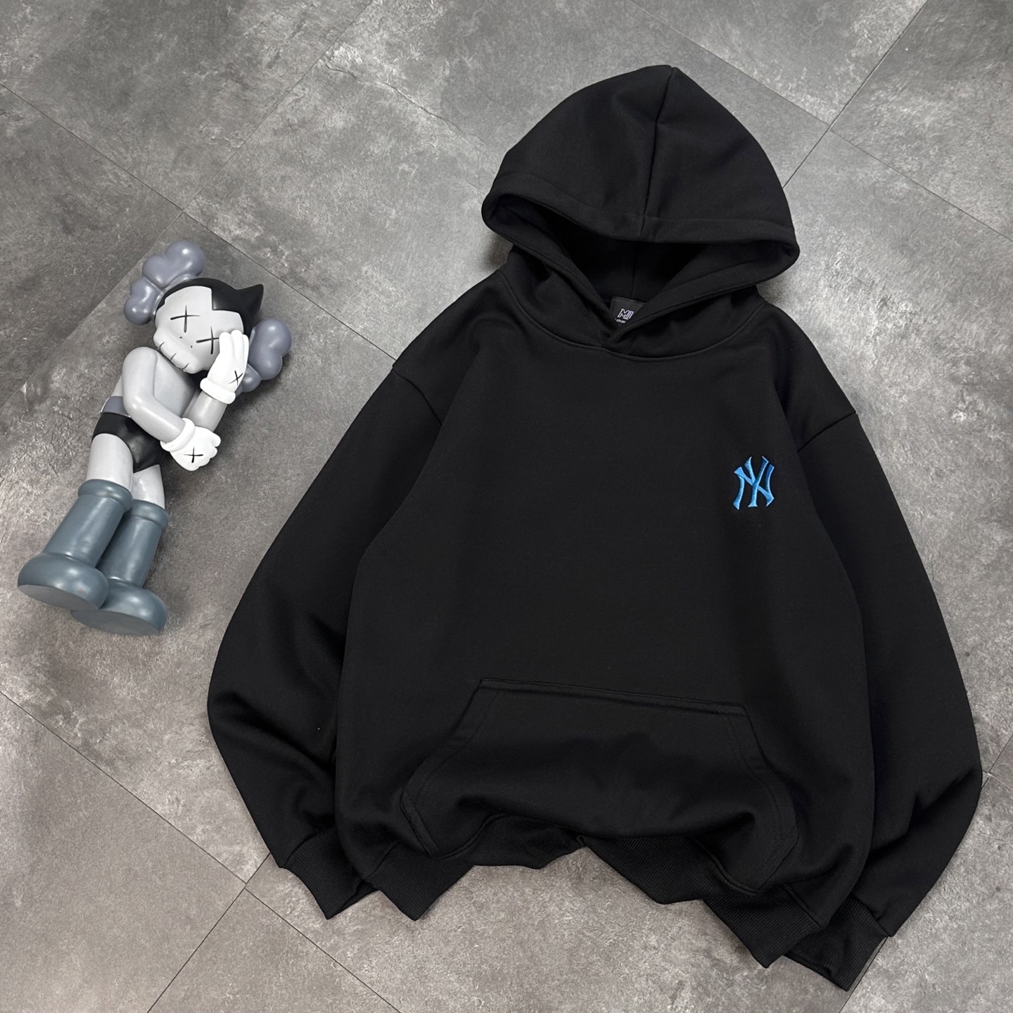 💰230
MLB官网同款冬季新款加绒加厚保暖卫衣,小红书爆款!
经典基础款系列刺锈LOGO加绒加厚保暖圆领卫衣男女同款面料亲肤!冬季必备一款单调卫衣!
刺绣:原版刺绣 立体精致 栩栩如生
细节版本1:1复刻 重磅专柜最新款!绝对私房牛货!480G高克重加绒材质,厚重感十足!!原版定位刺锈细节,os版型超正!宽松舒适!情侣款百搭首选!
颜色:黑色.白色 灰色
码数:M一XXL
M L XL XXL
胸围 102 104 108 112
肩宽 40 41 42 43
衣长 67 69 71 73