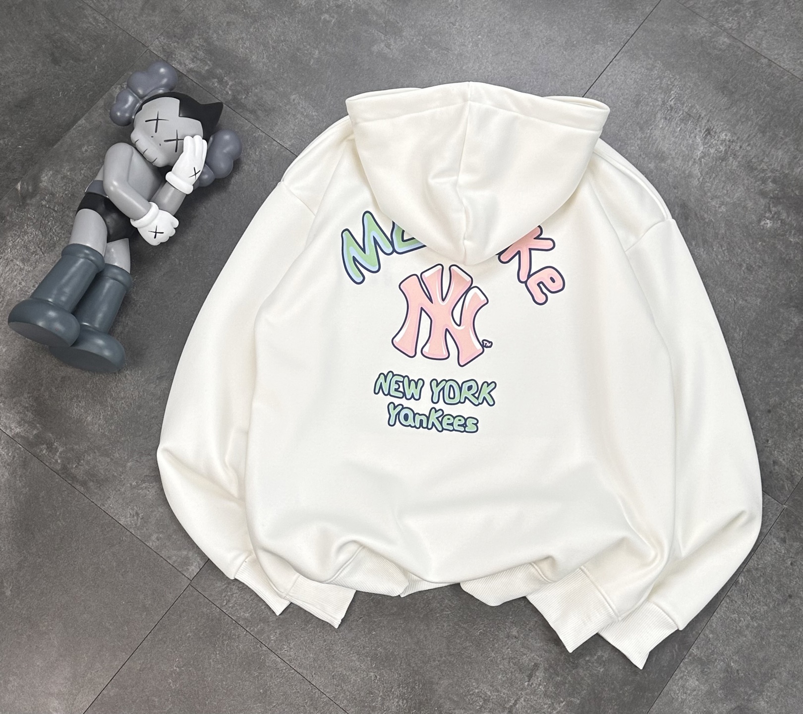 💰230
MLB官网同款冬季新款加绒加厚保暖卫衣,小红书爆款!
经典基础款系列刺锈LOGO加绒加厚保暖圆领卫衣男女同款面料亲肤!冬季必备一款单调卫衣!
刺绣:原版刺绣 立体精致 栩栩如生
细节版本1:1复刻 重磅专柜最新款!绝对私房牛货!480G高克重加绒材质,厚重感十足!!原版定位刺锈细节,os版型超正!宽松舒适!情侣款百搭首选!
颜色:黑色.白色 灰色
码数:M一XXL
M L XL XXL
胸围 102 104 108 112
肩宽 40 41 42 43
衣长 67 69 71 73