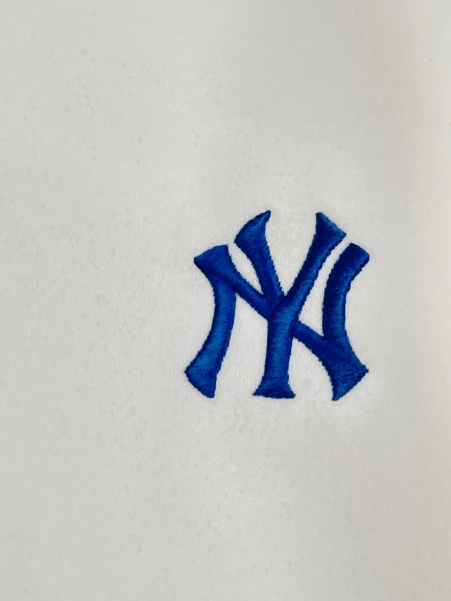 💰230
MLB官网同款冬季新款加绒加厚保暖卫衣,小红书爆款!
经典基础款系列刺锈LOGO加绒加厚保暖圆领卫衣男女同款面料亲肤!冬季必备一款单调卫衣!
刺绣:原版刺绣 立体精致 栩栩如生
细节版本1:1复刻 重磅专柜最新款!绝对私房牛货!480G高克重加绒材质,厚重感十足!!原版定位刺锈细节,os版型超正!宽松舒适!情侣款百搭首选!
颜色:黑色.白色 灰色
码数:M一XXL
M L XL XXL
胸围 102 104 108 112
肩宽 40 41 42 43
衣长 67 69 71 73