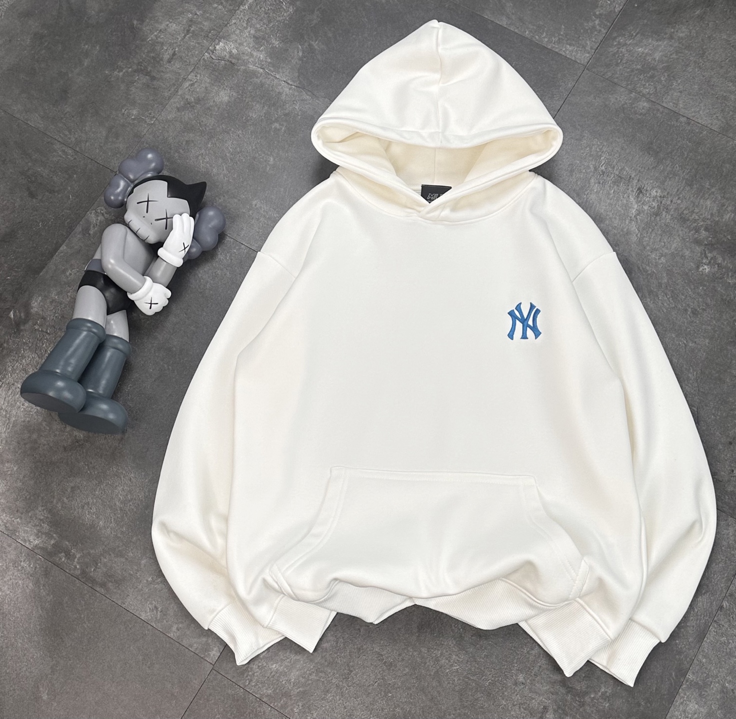 💰230
MLB官网同款冬季新款加绒加厚保暖卫衣,小红书爆款!
经典基础款系列刺锈LOGO加绒加厚保暖圆领卫衣男女同款面料亲肤!冬季必备一款单调卫衣!
刺绣:原版刺绣 立体精致 栩栩如生
细节版本1:1复刻 重磅专柜最新款!绝对私房牛货!480G高克重加绒材质,厚重感十足!!原版定位刺锈细节,os版型超正!宽松舒适!情侣款百搭首选!
颜色:黑色.白色 灰色
码数:M一XXL
M L XL XXL
胸围 102 104 108 112
肩宽 40 41 42 43
衣长 67 69 71 73