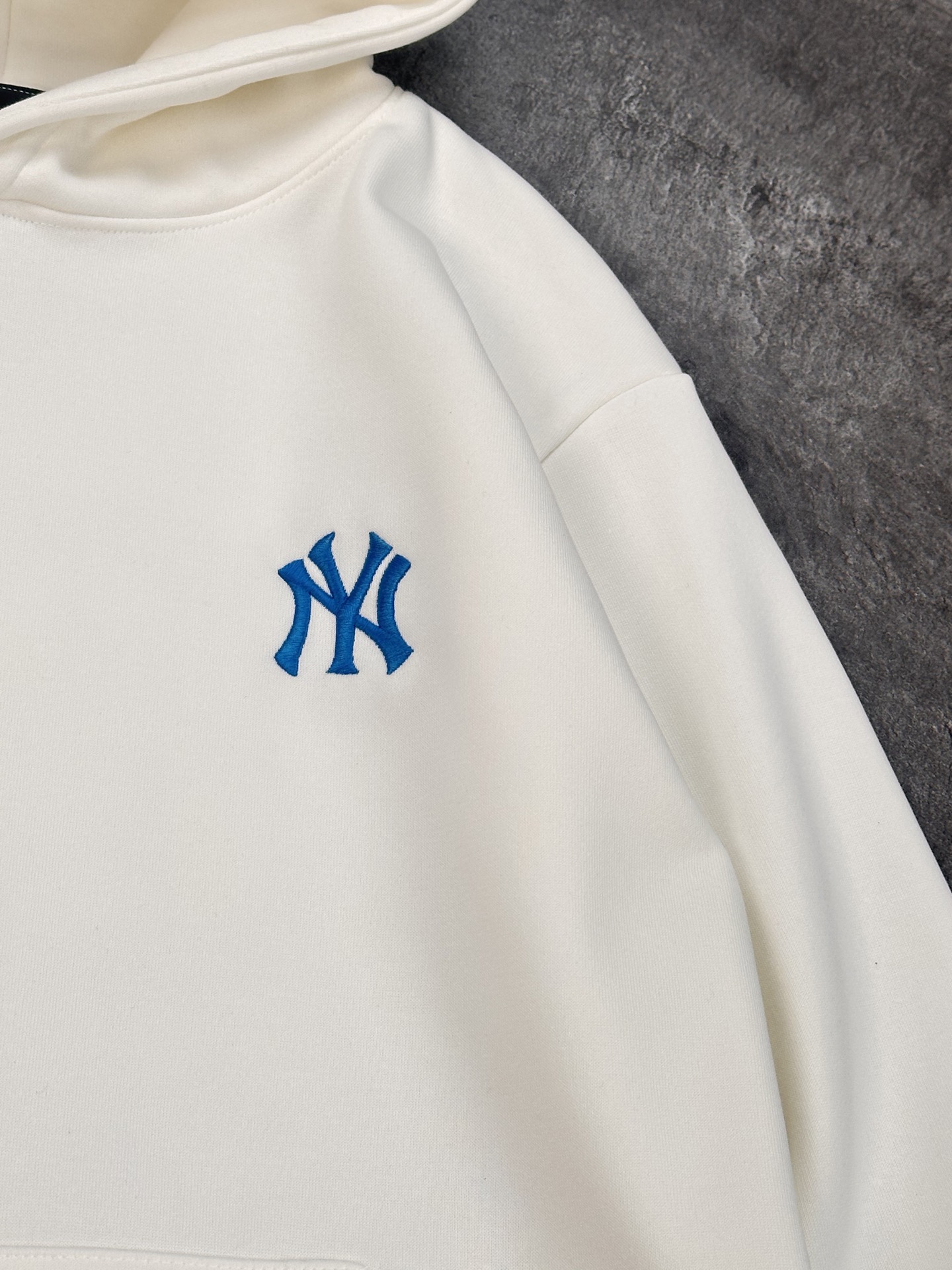 💰230
MLB官网同款冬季新款加绒加厚保暖卫衣,小红书爆款!
经典基础款系列刺锈LOGO加绒加厚保暖圆领卫衣男女同款面料亲肤!冬季必备一款单调卫衣!
刺绣:原版刺绣 立体精致 栩栩如生
细节版本1:1复刻 重磅专柜最新款!绝对私房牛货!480G高克重加绒材质,厚重感十足!!原版定位刺锈细节,os版型超正!宽松舒适!情侣款百搭首选!
颜色:黑色.白色 灰色
码数:M一XXL
M L XL XXL
胸围 102 104 108 112
肩宽 40 41 42 43
衣长 67 69 71 73