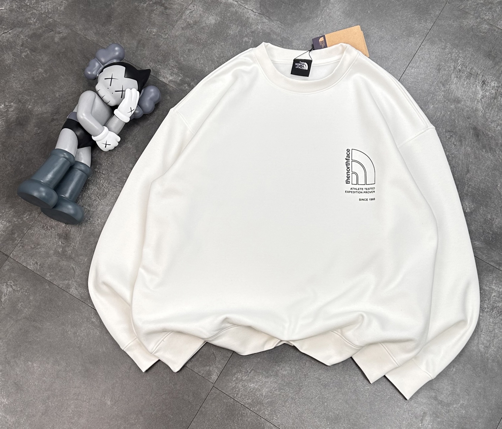 TNF北面男女同款Uncle Belly合作系列加绒卫衣新款TheNorthFace|8HNF 线上600+ 街头艺术家设计师联名插画款涂鸦印花,FW25胶囊系列!主题元素印花,萌趣可爱,亮眼吸睛!棉质毛圈面料,柔软亲肤,舒适透气! 男女通用剪裁,宽松舒适!通勤百搭!情侣款,有趣有料! 颜色:黑色 白色(码数偏大) 衣长68 胸围104 肩宽45(100-135斤) M 衣长70 胸围108 肩宽46(135-150 L衣长72 胸围112 肩宽48(150-165) XL衣长74 胸围116 肩宽49(165-185) 注:手量尺寸,1~3cm误