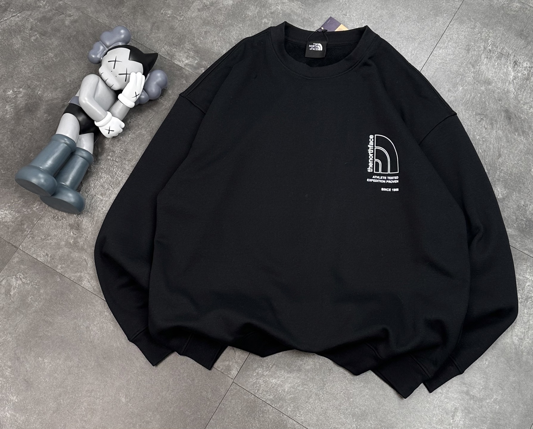 TNF北面男女同款Uncle Belly合作系列加绒卫衣新款TheNorthFace|8HNF 线上600+ 街头艺术家设计师联名插画款涂鸦印花,FW25胶囊系列!主题元素印花,萌趣可爱,亮眼吸睛!棉质毛圈面料,柔软亲肤,舒适透气! 男女通用剪裁,宽松舒适!通勤百搭!情侣款,有趣有料! 颜色:黑色 白色(码数偏大) 衣长68 胸围104 肩宽45(100-135斤) M 衣长70 胸围108 肩宽46(135-150 L衣长72 胸围112 肩宽48(150-165) XL衣长74 胸围116 肩宽49(165-185) 注:手量尺寸,1~3cm误