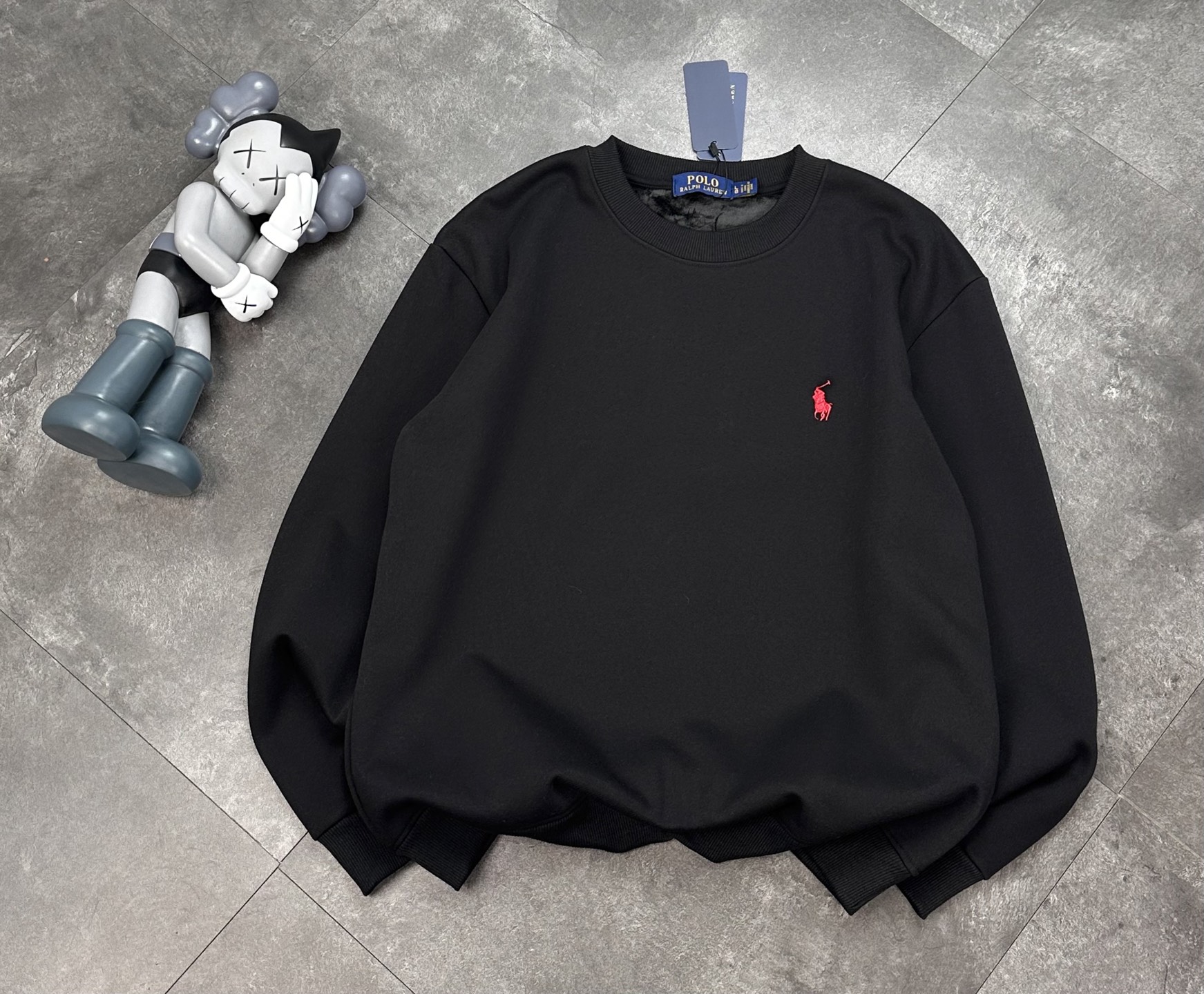 💰205
Ralph Lauren拉夫劳伦刺绣小马情侣款加绒圆领卫衣!!
官网同款冬季新款加绒加厚保暖卫衣,小红书爆款!
经典基础款系列刺锈LOGO加绒加厚保暖圆领卫衣男女同款面料亲肤!冬季必备一款单品卫衣!
刺绣:原版刺绣 立体精致 栩栩如生
细节版本1:1复刻 重磅专柜最新款!绝对私房牛货!480G高克重加绒材质,厚重感十足!!原版定位刺锈细节,os版型超正!宽松舒适!情侣款百搭首选!
颜色:黑色.白色 灰色
码数:M一XXL
M L XL XXL
胸围 102 104 108 112
肩宽 40 41 42 43
衣长 67 69 71 73