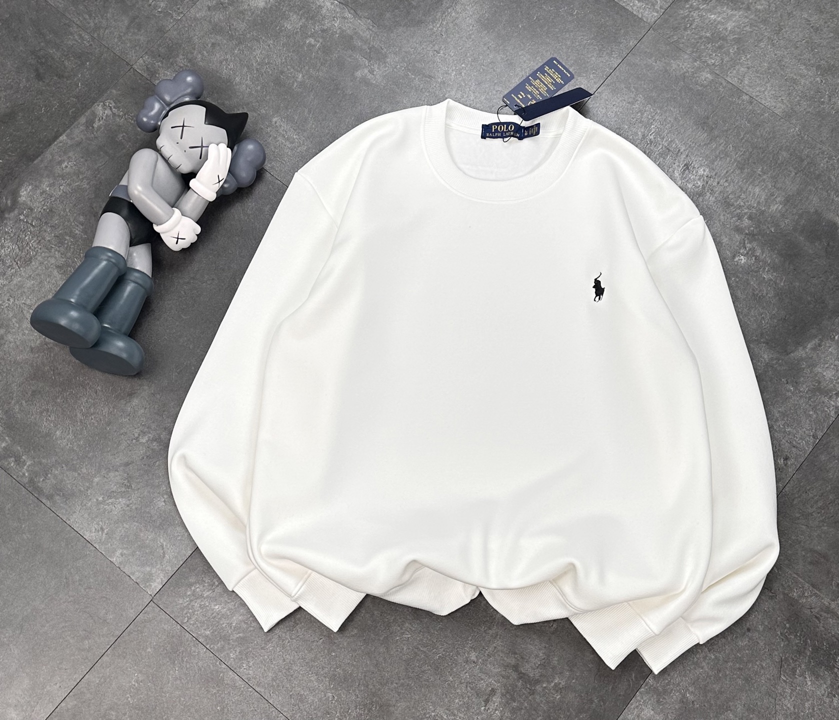 💰205
Ralph Lauren拉夫劳伦刺绣小马情侣款加绒圆领卫衣!!
官网同款冬季新款加绒加厚保暖卫衣,小红书爆款!
经典基础款系列刺锈LOGO加绒加厚保暖圆领卫衣男女同款面料亲肤!冬季必备一款单品卫衣!
刺绣:原版刺绣 立体精致 栩栩如生
细节版本1:1复刻 重磅专柜最新款!绝对私房牛货!480G高克重加绒材质,厚重感十足!!原版定位刺锈细节,os版型超正!宽松舒适!情侣款百搭首选!
颜色:黑色.白色 灰色
码数:M一XXL
M L XL XXL
胸围 102 104 108 112
肩宽 40 41 42 43
衣长 67 69 71 73