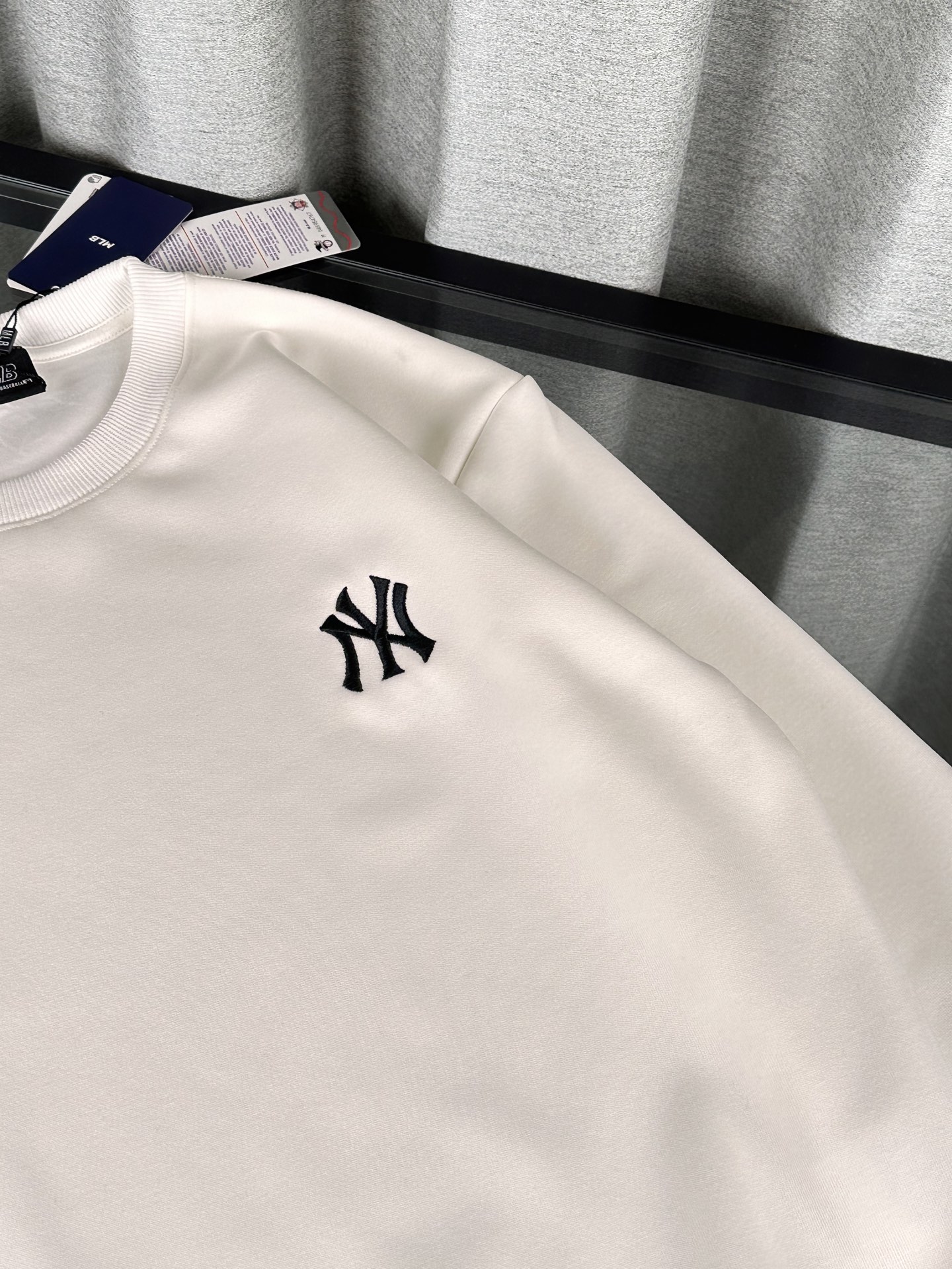 💰200
MLB秋冬新款情侣加绒圆领卫衣!
官网同款冬季新款加绒加厚保暖卫衣,小红书爆款!
mlb经典基础款系列刺锈LOGO加绒加厚保暖圆领卫衣男女同款面料亲肤!冬季必备一款单品卫衣!
刺绣:原版刺绣 立体精致 栩栩如生
细节版本1:1复刻 重磅专柜最新款!绝对私房牛货!480G高克重加绒材质,厚重感十足!!原版定位刺锈细节,os版型超正!宽松舒适!情侣款百搭首选!
颜色:黑色.白色 灰色
码数:M一XXL
M L XL XXL
胸围 106 108 112 114
肩宽 40 41 42 43
衣长 67 69 71 73