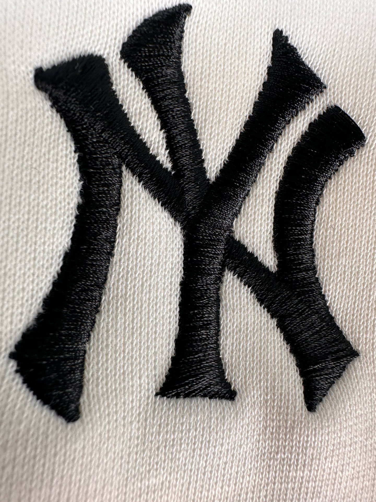 💰200
MLB秋冬新款情侣加绒圆领卫衣!
官网同款冬季新款加绒加厚保暖卫衣,小红书爆款!
mlb经典基础款系列刺锈LOGO加绒加厚保暖圆领卫衣男女同款面料亲肤!冬季必备一款单品卫衣!
刺绣:原版刺绣 立体精致 栩栩如生
细节版本1:1复刻 重磅专柜最新款!绝对私房牛货!480G高克重加绒材质,厚重感十足!!原版定位刺锈细节,os版型超正!宽松舒适!情侣款百搭首选!
颜色:黑色.白色 灰色
码数:M一XXL
M L XL XXL
胸围 106 108 112 114
肩宽 40 41 42 43
衣长 67 69 71 73