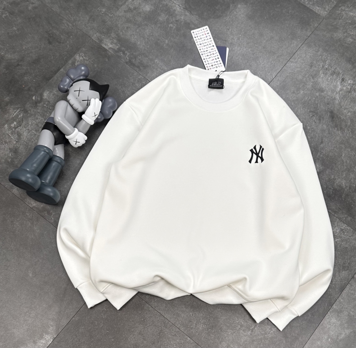 💰205
MLB秋冬新款情侣加绒圆领卫衣!
官网同款冬季新款加绒加厚保暖卫衣,小红书爆款!
mlb经典基础款系列刺锈LOGO加绒加厚保暖圆领卫衣男女同款面料亲肤!冬季必备一款单品卫衣!
刺绣:原版刺绣 立体精致 栩栩如生
细节版本1:1复刻 重磅专柜最新款!绝对私房牛货!480G高克重加绒材质,厚重感十足!!原版定位刺锈细节,os版型超正!宽松舒适!情侣款百搭首选!
颜色:黑色.白色 灰色
码数:M一XXL
M L XL XXL
胸围 106 108 112 114
肩宽 40 41 42 43
衣长 67 69 71 73