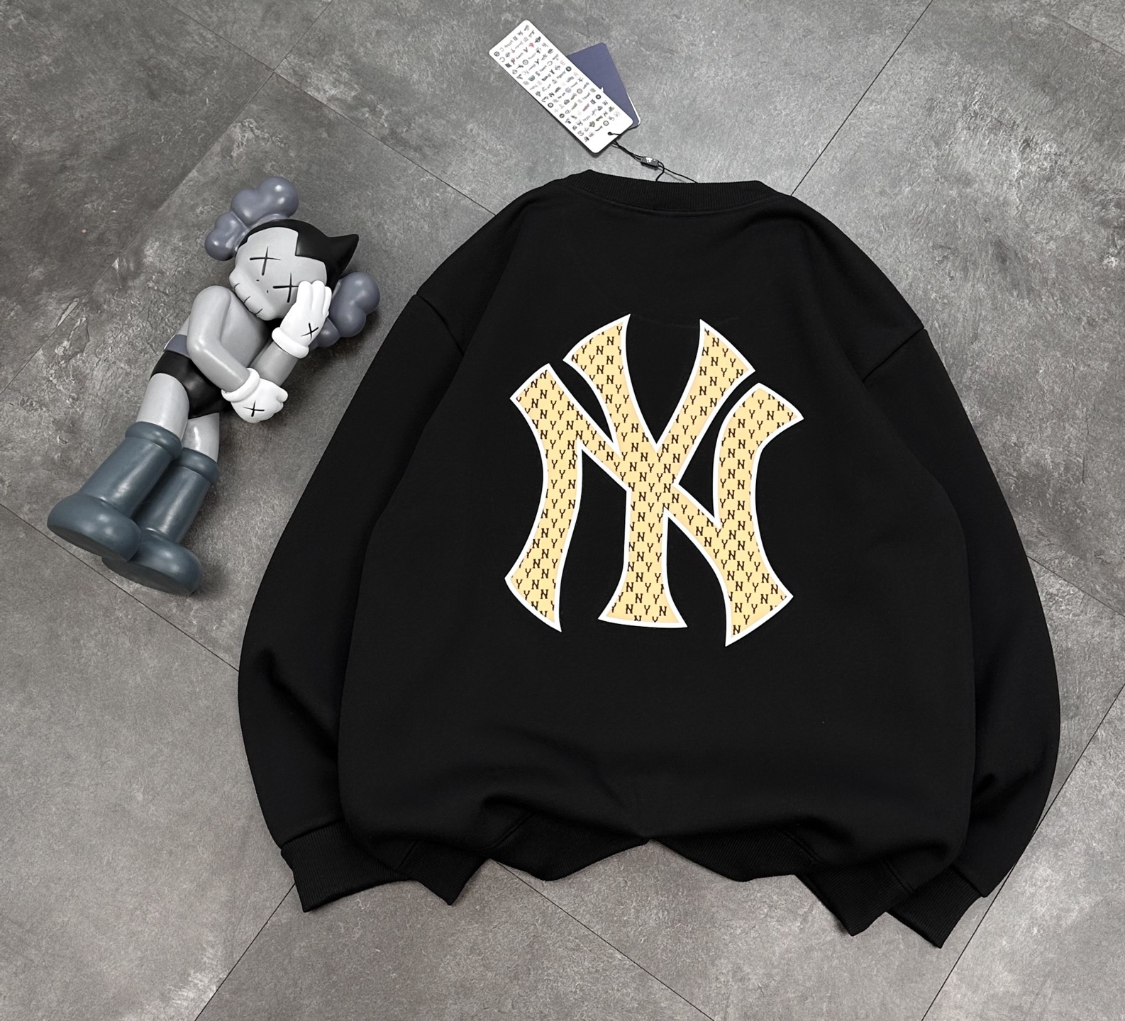 💰205
MLB秋冬新款情侣加绒圆领卫衣!
官网同款冬季新款加绒加厚保暖卫衣,小红书爆款!
mlb经典基础款系列刺锈LOGO加绒加厚保暖圆领卫衣男女同款面料亲肤!冬季必备一款单品卫衣!
刺绣:原版刺绣 立体精致 栩栩如生
细节版本1:1复刻 重磅专柜最新款!绝对私房牛货!480G高克重加绒材质,厚重感十足!!原版定位刺锈细节,os版型超正!宽松舒适!情侣款百搭首选!
颜色:黑色.白色 灰色
码数:M一XXL
M L XL XXL
胸围 106 108 112 114
肩宽 40 41 42 43
衣长 67 69 71 73