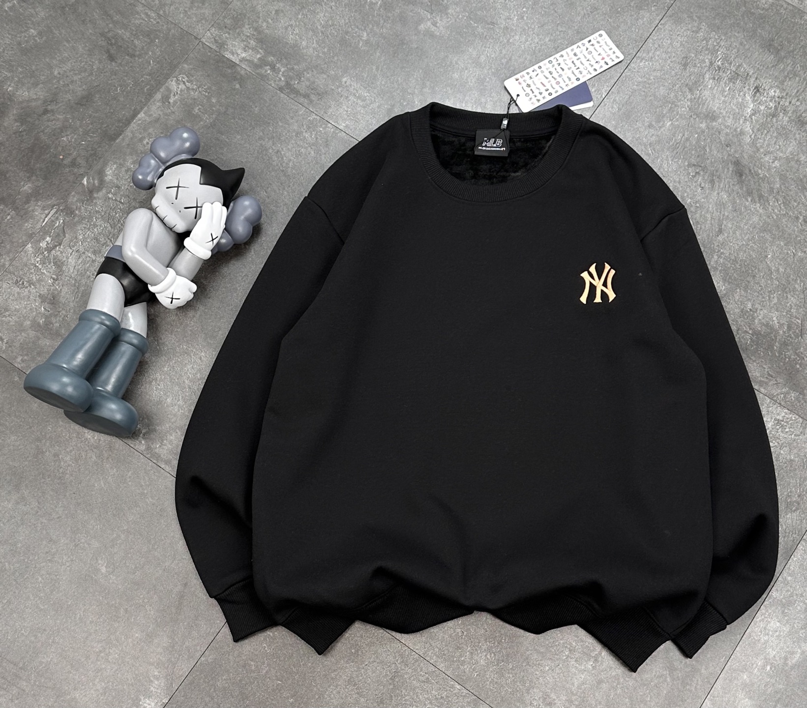 💰205
MLB秋冬新款情侣加绒圆领卫衣!
官网同款冬季新款加绒加厚保暖卫衣,小红书爆款!
mlb经典基础款系列刺锈LOGO加绒加厚保暖圆领卫衣男女同款面料亲肤!冬季必备一款单品卫衣!
刺绣:原版刺绣 立体精致 栩栩如生
细节版本1:1复刻 重磅专柜最新款!绝对私房牛货!480G高克重加绒材质,厚重感十足!!原版定位刺锈细节,os版型超正!宽松舒适!情侣款百搭首选!
颜色:黑色.白色 灰色
码数:M一XXL
M L XL XXL
胸围 106 108 112 114
肩宽 40 41 42 43
衣长 67 69 71 73