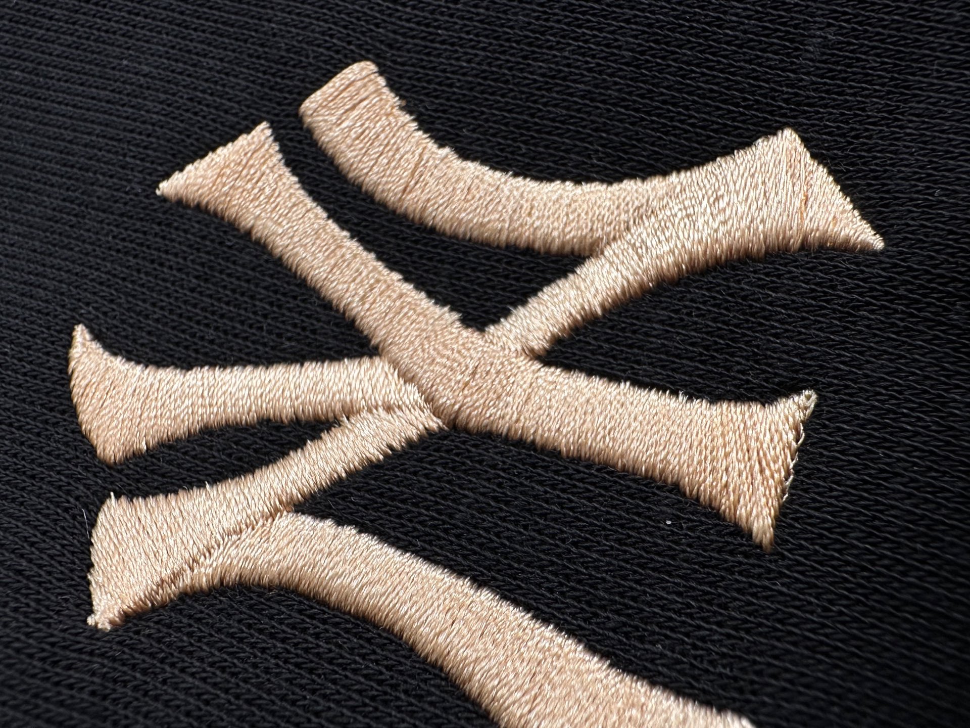 💰205
MLB秋冬新款情侣加绒圆领卫衣!
官网同款冬季新款加绒加厚保暖卫衣,小红书爆款!
mlb经典基础款系列刺锈LOGO加绒加厚保暖圆领卫衣男女同款面料亲肤!冬季必备一款单品卫衣!
刺绣:原版刺绣 立体精致 栩栩如生
细节版本1:1复刻 重磅专柜最新款!绝对私房牛货!480G高克重加绒材质,厚重感十足!!原版定位刺锈细节,os版型超正!宽松舒适!情侣款百搭首选!
颜色:黑色.白色 灰色
码数:M一XXL
M L XL XXL
胸围 106 108 112 114
肩宽 40 41 42 43
衣长 67 69 71 73