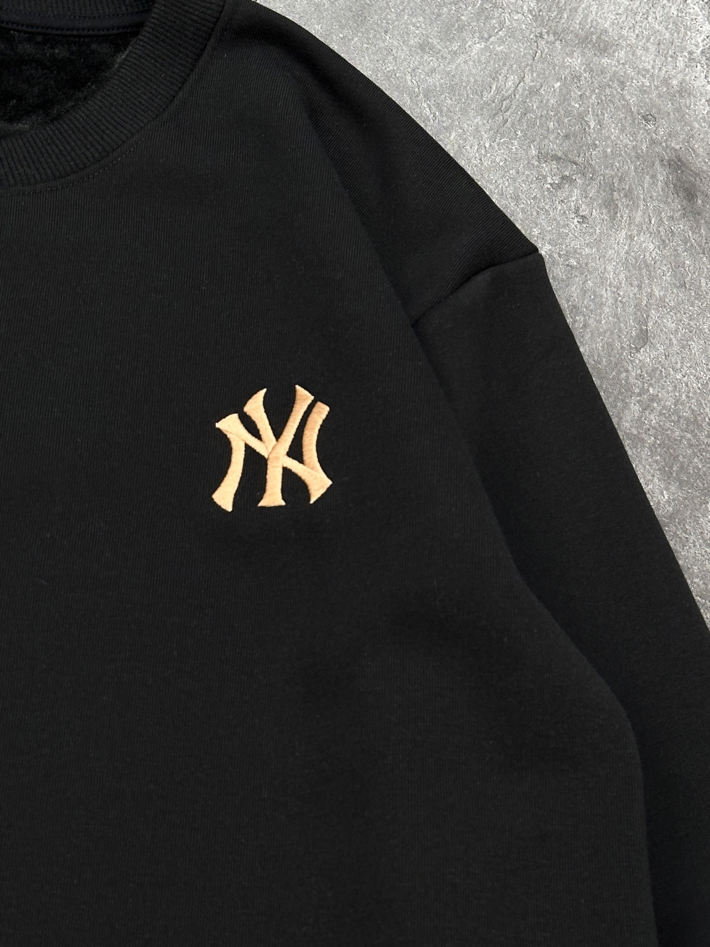 💰205
MLB秋冬新款情侣加绒圆领卫衣!
官网同款冬季新款加绒加厚保暖卫衣,小红书爆款!
mlb经典基础款系列刺锈LOGO加绒加厚保暖圆领卫衣男女同款面料亲肤!冬季必备一款单品卫衣!
刺绣:原版刺绣 立体精致 栩栩如生
细节版本1:1复刻 重磅专柜最新款!绝对私房牛货!480G高克重加绒材质,厚重感十足!!原版定位刺锈细节,os版型超正!宽松舒适!情侣款百搭首选!
颜色:黑色.白色 灰色
码数:M一XXL
M L XL XXL
胸围 106 108 112 114
肩宽 40 41 42 43
衣长 67 69 71 73