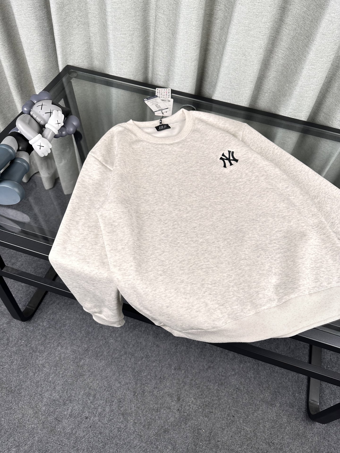 💰200
MLB秋冬新款情侣加绒圆领卫衣!
官网同款冬季新款加绒加厚保暖卫衣,小红书爆款!
mlb经典基础款系列刺锈LOGO加绒加厚保暖圆领卫衣男女同款面料亲肤!冬季必备一款单品卫衣!
刺绣:原版刺绣 立体精致 栩栩如生
细节版本1:1复刻 重磅专柜最新款!绝对私房牛货!480G高克重加绒材质,厚重感十足!!原版定位刺锈细节,os版型超正!宽松舒适!情侣款百搭首选!
颜色:黑色.白色 灰色
码数:M一XXL
M L XL XXL
胸围 106 108 112 114
肩宽 40 41 42 43
衣长 67 69 71 73