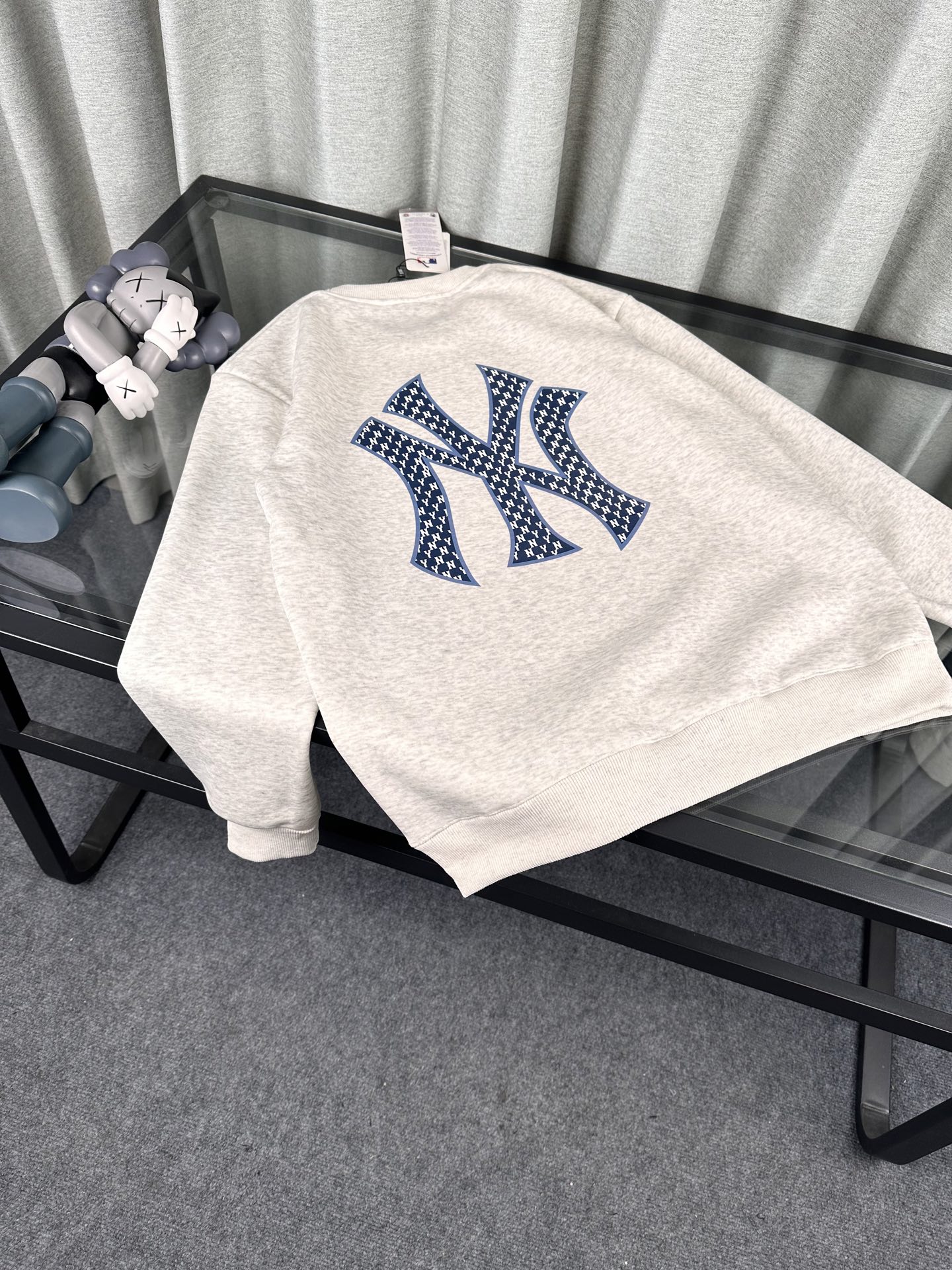 💰200
MLB秋冬新款情侣加绒圆领卫衣!
官网同款冬季新款加绒加厚保暖卫衣,小红书爆款!
mlb经典基础款系列刺锈LOGO加绒加厚保暖圆领卫衣男女同款面料亲肤!冬季必备一款单品卫衣!
刺绣:原版刺绣 立体精致 栩栩如生
细节版本1:1复刻 重磅专柜最新款!绝对私房牛货!480G高克重加绒材质,厚重感十足!!原版定位刺锈细节,os版型超正!宽松舒适!情侣款百搭首选!
颜色:黑色.白色 灰色
码数:M一XXL
M L XL XXL
胸围 106 108 112 114
肩宽 40 41 42 43
衣长 67 69 71 73