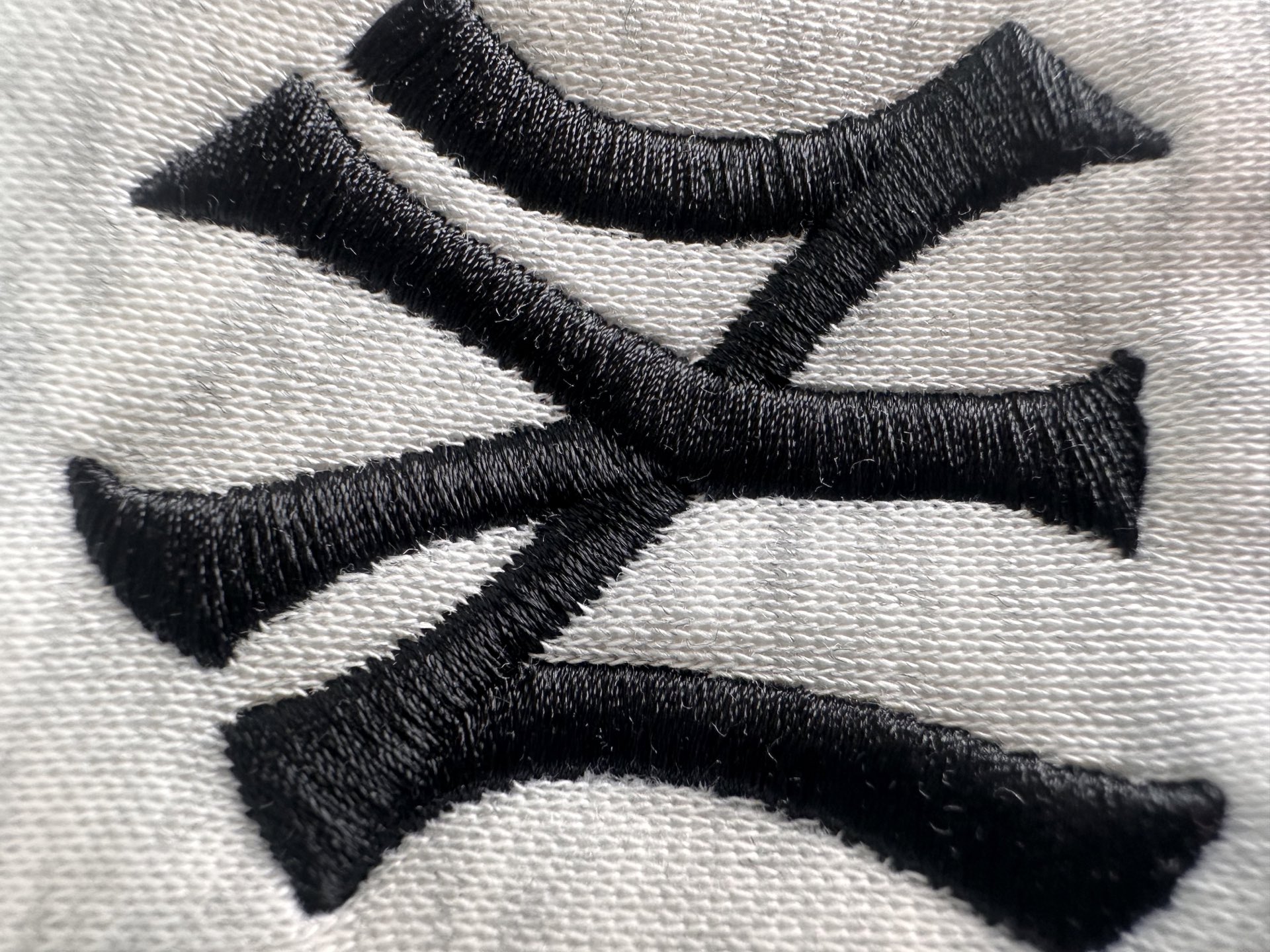 💰200
MLB秋冬新款情侣加绒圆领卫衣!
官网同款冬季新款加绒加厚保暖卫衣,小红书爆款!
mlb经典基础款系列刺锈LOGO加绒加厚保暖圆领卫衣男女同款面料亲肤!冬季必备一款单品卫衣!
刺绣:原版刺绣 立体精致 栩栩如生
细节版本1:1复刻 重磅专柜最新款!绝对私房牛货!480G高克重加绒材质,厚重感十足!!原版定位刺锈细节,os版型超正!宽松舒适!情侣款百搭首选!
颜色:黑色.白色 灰色
码数:M一XXL
M L XL XXL
胸围 106 108 112 114
肩宽 40 41 42 43
衣长 67 69 71 73