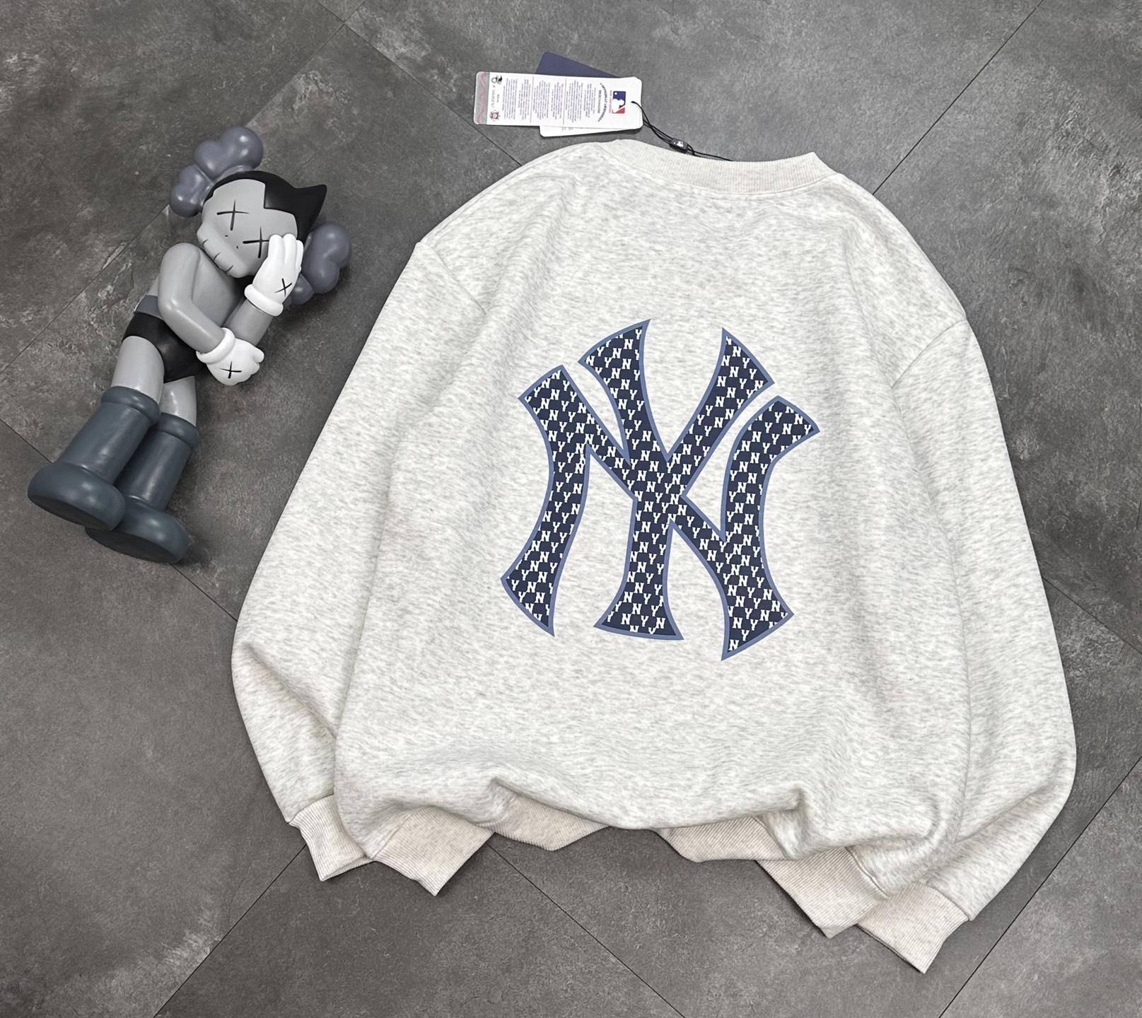 💰205
MLB秋冬新款情侣加绒圆领卫衣!
官网同款冬季新款加绒加厚保暖卫衣,小红书爆款!
mlb经典基础款系列刺锈LOGO加绒加厚保暖圆领卫衣男女同款面料亲肤!冬季必备一款单品卫衣!
刺绣:原版刺绣 立体精致 栩栩如生
细节版本1:1复刻 重磅专柜最新款!绝对私房牛货!480G高克重加绒材质,厚重感十足!!原版定位刺锈细节,os版型超正!宽松舒适!情侣款百搭首选!
颜色:黑色.白色 灰色
码数:M一XXL
M L XL XXL
胸围 106 108 112 114
肩宽 40 41 42 43
衣长 67 69 71 73