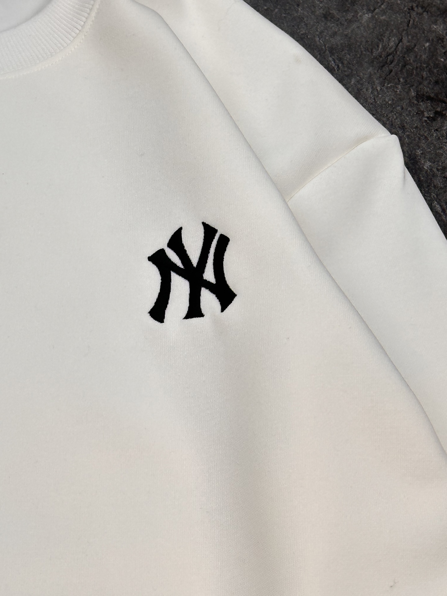 💰205
MLB秋冬新款情侣加绒圆领卫衣!
官网同款冬季新款加绒加厚保暖卫衣,小红书爆款!
mlb经典基础款系列刺锈LOGO加绒加厚保暖圆领卫衣男女同款面料亲肤!冬季必备一款单品卫衣!
刺绣:原版刺绣 立体精致 栩栩如生
细节版本1:1复刻 重磅专柜最新款!绝对私房牛货!480G高克重加绒材质,厚重感十足!!原版定位刺锈细节,os版型超正!宽松舒适!情侣款百搭首选!
颜色:黑色.白色 灰色
码数:M一XXL
M L XL XXL
胸围 106 108 112 114
肩宽 40 41 42 43
衣长 67 69 71 73