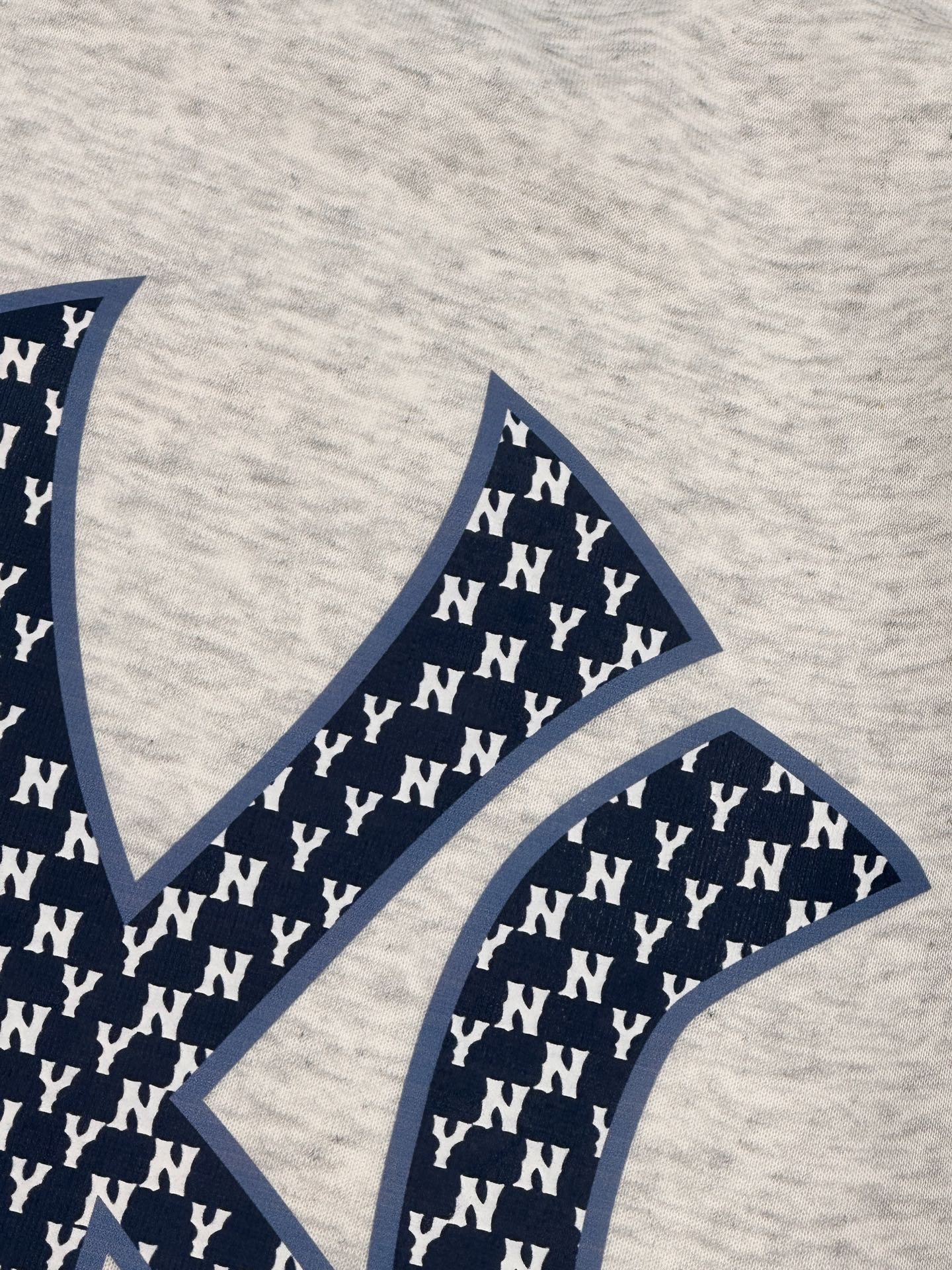 💰205
MLB秋冬新款情侣加绒圆领卫衣!
官网同款冬季新款加绒加厚保暖卫衣,小红书爆款!
mlb经典基础款系列刺锈LOGO加绒加厚保暖圆领卫衣男女同款面料亲肤!冬季必备一款单品卫衣!
刺绣:原版刺绣 立体精致 栩栩如生
细节版本1:1复刻 重磅专柜最新款!绝对私房牛货!480G高克重加绒材质,厚重感十足!!原版定位刺锈细节,os版型超正!宽松舒适!情侣款百搭首选!
颜色:黑色.白色 灰色
码数:M一XXL
M L XL XXL
胸围 106 108 112 114
肩宽 40 41 42 43
衣长 67 69 71 73