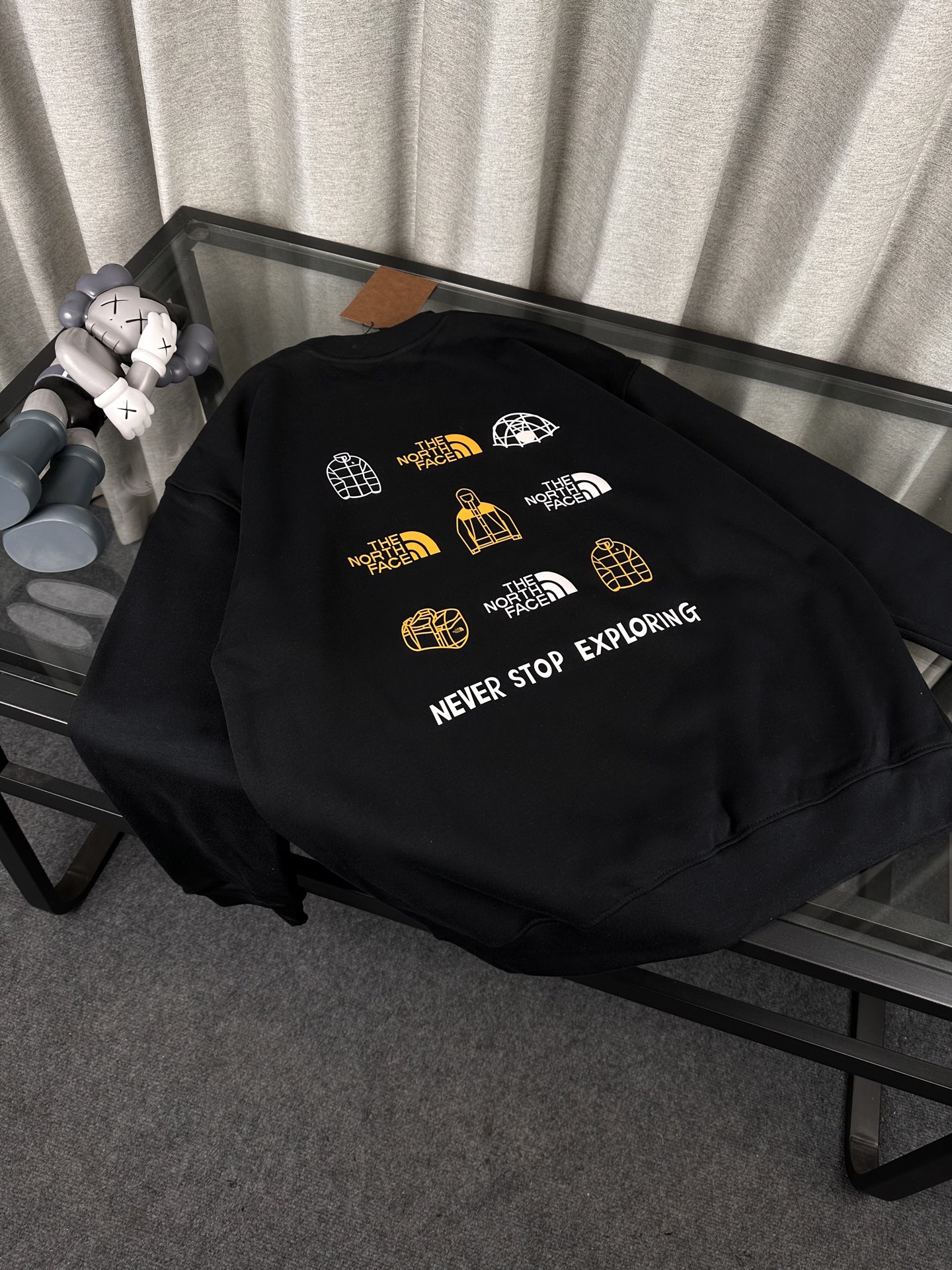 TNF北面秋冬新款休闲圆领情侣加绒卫衣 ✅原版定位印花细节,德国进口的数码印机 所以印花是超清晰的 穿久了也不会裂 普通的印花技术根本做不到 ✅os版型超正!宽松舒适!情侣款百搭首选!不起球 不掉色 ✅吊牌三标齐全 绝对的值得你的选择 颜色:黑色 白色(码数偏大) 衣长68 胸围104 肩宽45(100-135斤) M 衣长70 胸围108 肩宽46(135-150 L衣长72 胸围112 肩宽48(150-165) XL衣长74 胸围116 肩宽49(165-185) 注:手量尺寸,1~3cm误差