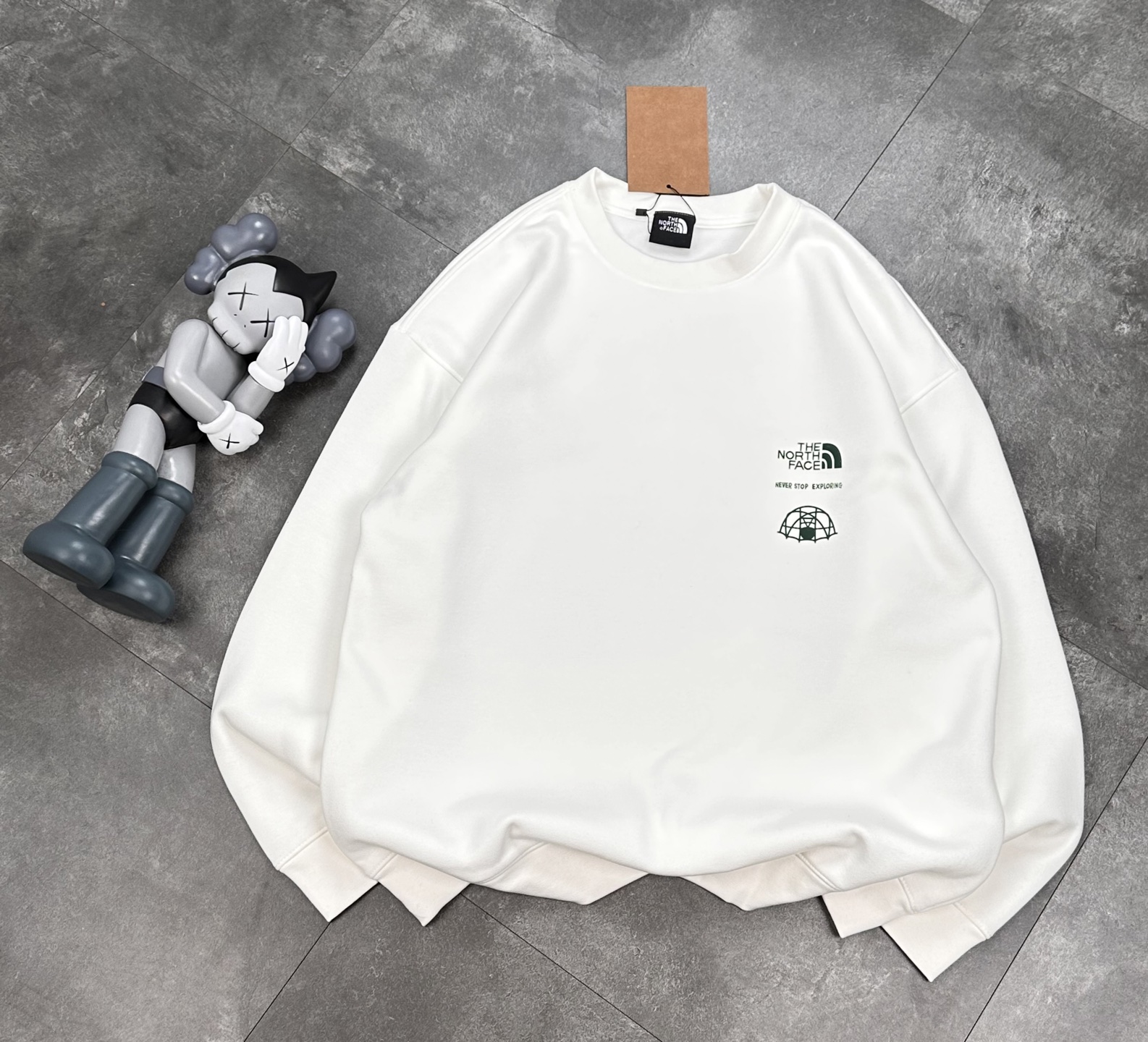 💰200
TNF北面秋冬新款休闲圆领情侣加绒卫衣

✅原版定位印花细节，德国进口的数码印机 所以印花是超清晰的 穿久了也不会裂 普通的印花技术根本做不到!!
✅os版型超正！宽松舒适！情侣款百搭首选！不起球 不掉色
✅吊牌三标齐全 绝对的值得你的选择

颜色:黑色 白色（码数偏大）

尺码:S-XL
S 衣长68 胸围104 肩宽45（100-135斤）
M 衣长70 胸围108 肩宽46（135-150
L衣长72 胸围112 肩宽48（150-165）
XL衣长74 胸围116 肩宽49（165-185）

注：手量尺寸，1~3cm误差