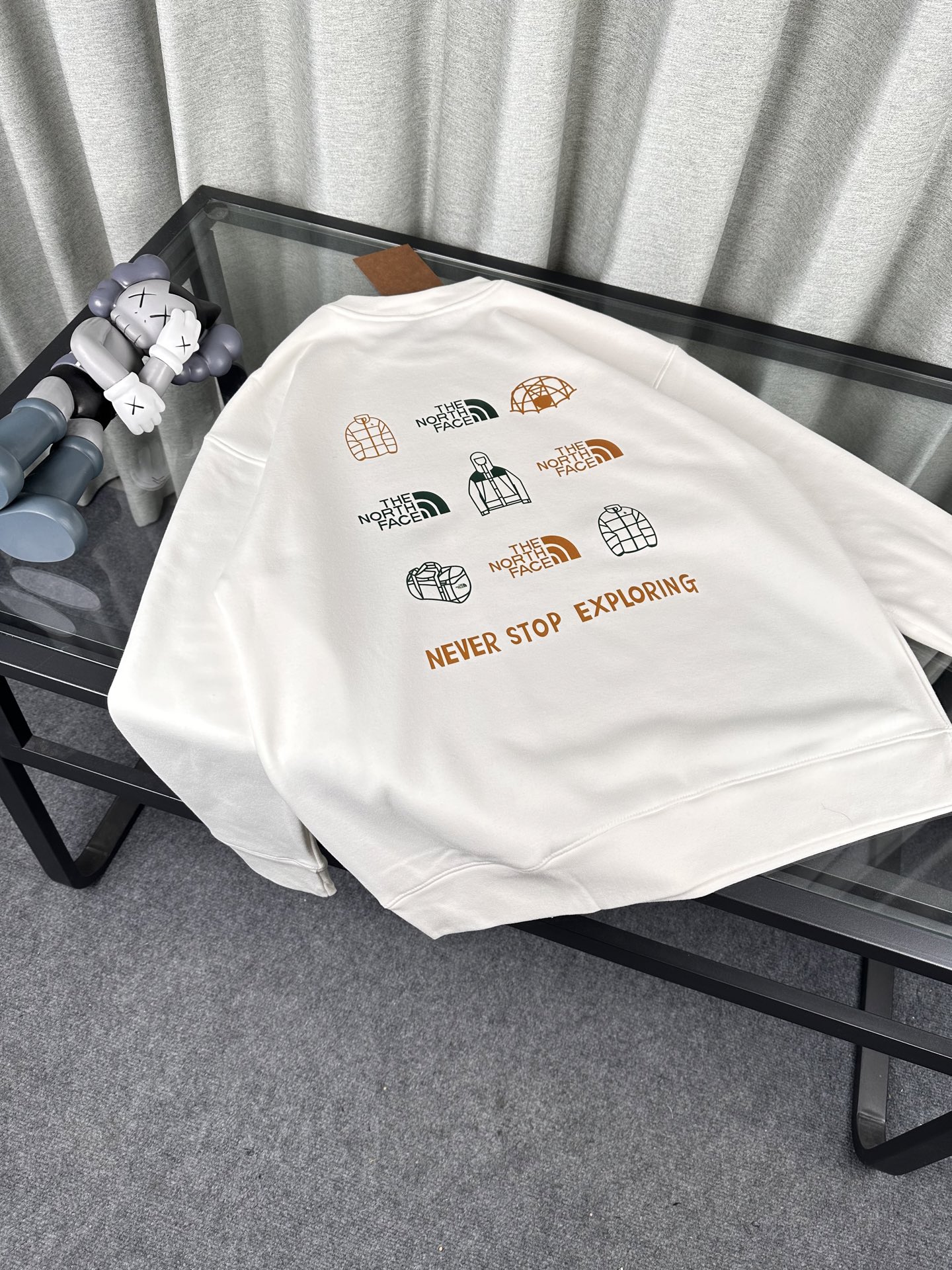TNF北面秋冬新款休闲圆领情侣加绒卫衣 ✅原版定位印花细节,德国进口的数码印机 所以印花是超清晰的 穿久了也不会裂 普通的印花技术根本做不到 ✅os版型超正!宽松舒适!情侣款百搭首选!不起球 不掉色 ✅吊牌三标齐全 绝对的值得你的选择 颜色:黑色 白色(码数偏大) 衣长68 胸围104 肩宽45(100-135斤) M 衣长70 胸围108 肩宽46(135-150 L衣长72 胸围112 肩宽48(150-165) XL衣长74 胸围116 肩宽49(165-185) 注:手量尺寸,1~3cm误差
