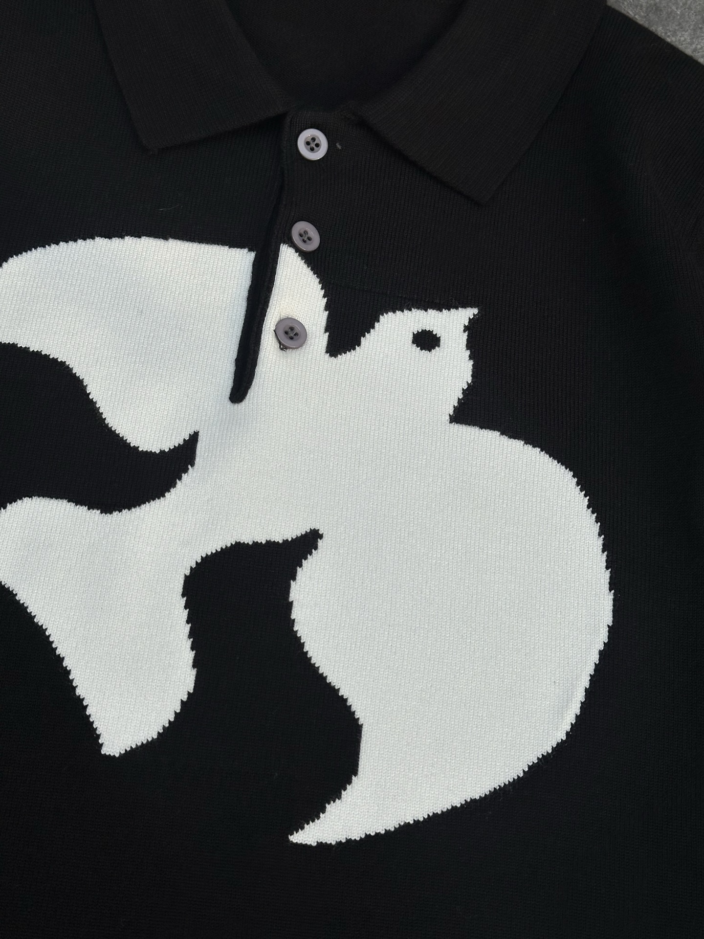  125💰潮牌🎁 Lv路易威登 情侣款毛衣！ 

这件毛衣采用了当下流行的韩版设计，简约而不简单，轻松穿出街头潮人的feel。
三内搭外穿，百变造型

无论是作为内搭露出领口和袖口，还是直接外穿搭配牛仔裤，都能展现出不同的风格和魅力。
品名 软糯加厚，温暖如初
选用柔软亲肤的针织面料，加厚设计让温暖伴随你整个秋冬，再也不怕冷风侵袭。
颜色：黑色   
        M    L    XL   XXL 
胸围  104  106  108   110   
肩宽  40   41   42     43     
衣长  67   69   71     73  