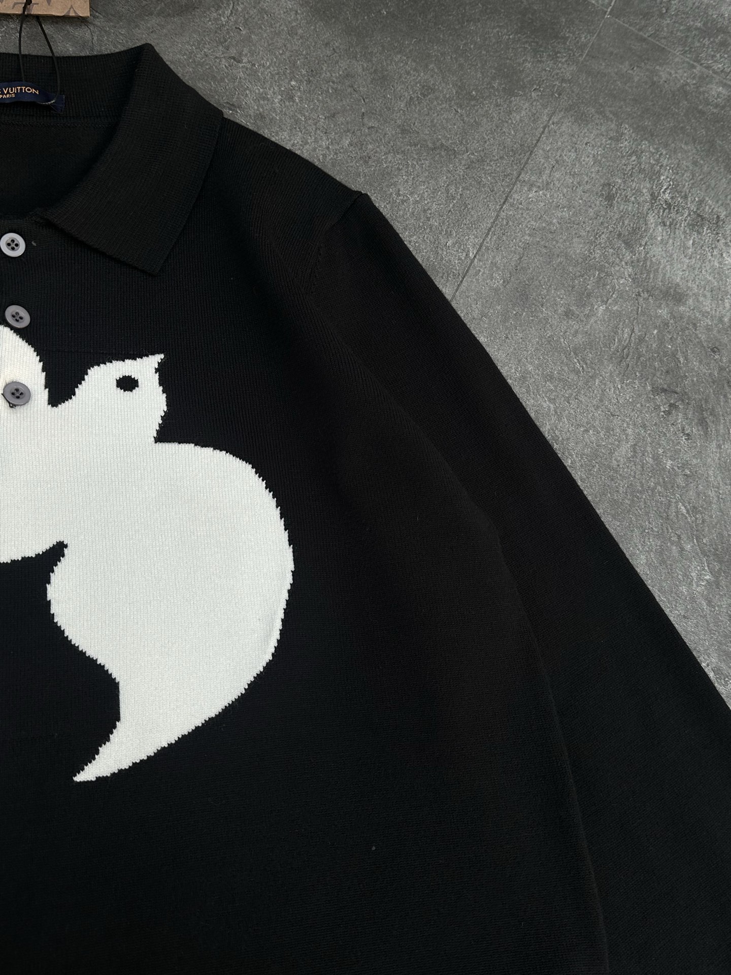  125💰潮牌🎁 Lv路易威登 情侣款毛衣！ 

这件毛衣采用了当下流行的韩版设计，简约而不简单，轻松穿出街头潮人的feel。
三内搭外穿，百变造型

无论是作为内搭露出领口和袖口，还是直接外穿搭配牛仔裤，都能展现出不同的风格和魅力。
品名 软糯加厚，温暖如初
选用柔软亲肤的针织面料，加厚设计让温暖伴随你整个秋冬，再也不怕冷风侵袭。
颜色：黑色   
        M    L    XL   XXL 
胸围  104  106  108   110   
肩宽  40   41   42     43     
衣长  67   69   71     73  