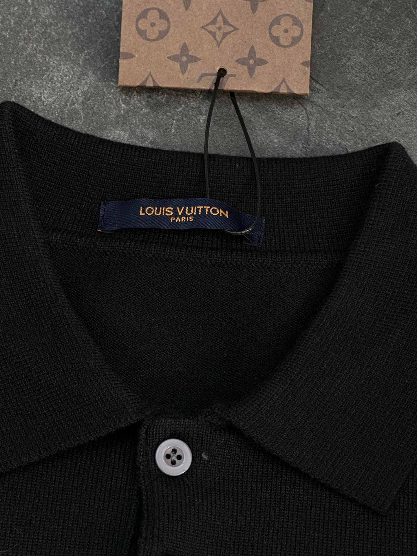  125💰潮牌🎁 Lv路易威登 情侣款毛衣！ 

这件毛衣采用了当下流行的韩版设计，简约而不简单，轻松穿出街头潮人的feel。
三内搭外穿，百变造型

无论是作为内搭露出领口和袖口，还是直接外穿搭配牛仔裤，都能展现出不同的风格和魅力。
品名 软糯加厚，温暖如初
选用柔软亲肤的针织面料，加厚设计让温暖伴随你整个秋冬，再也不怕冷风侵袭。
颜色：黑色   
        M    L    XL   XXL 
胸围  104  106  108   110   
肩宽  40   41   42     43     
衣长  67   69   71     73  