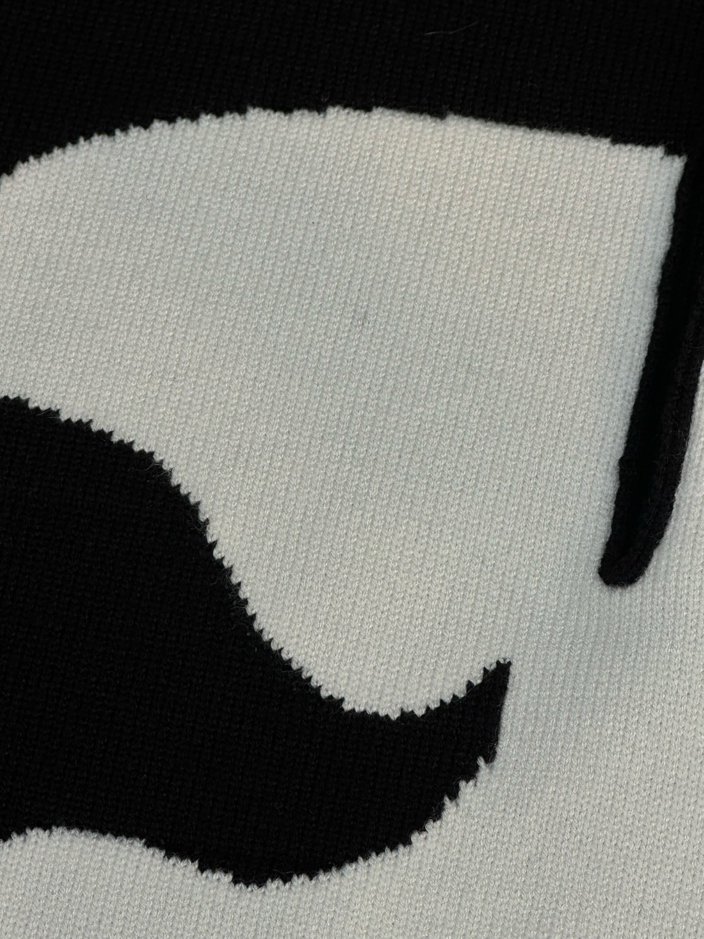  125💰潮牌🎁 Lv路易威登 情侣款毛衣！ 

这件毛衣采用了当下流行的韩版设计，简约而不简单，轻松穿出街头潮人的feel。
三内搭外穿，百变造型

无论是作为内搭露出领口和袖口，还是直接外穿搭配牛仔裤，都能展现出不同的风格和魅力。
品名 软糯加厚，温暖如初
选用柔软亲肤的针织面料，加厚设计让温暖伴随你整个秋冬，再也不怕冷风侵袭。
颜色：黑色   
        M    L    XL   XXL 
胸围  104  106  108   110   
肩宽  40   41   42     43     
衣长  67   69   71     73  