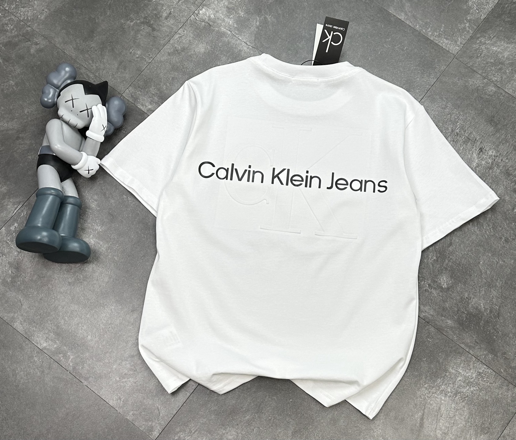 包邮 潮牌🎁Calvin Klein 凹凸印 情侣款短袖T恤! 购入原版开模打造,全套定制辅料,细节决定成败. 面料:规格采用实打实280g 100%纯棉 定织定染! 属于高敏感特殊色 我们对面料的要求是要在uv灯光 d65灯光 采用的是进口染料, 光调色就花了半个月时间,普通染料达不到的色泽厚度, 面料成本是普通色面料的两倍,成本及其高贵! 颜色:白色 黑色 M L XL XXL 胸围 100 104 106 108 肩宽 40 41 42 43 衣长 67 69 71 73