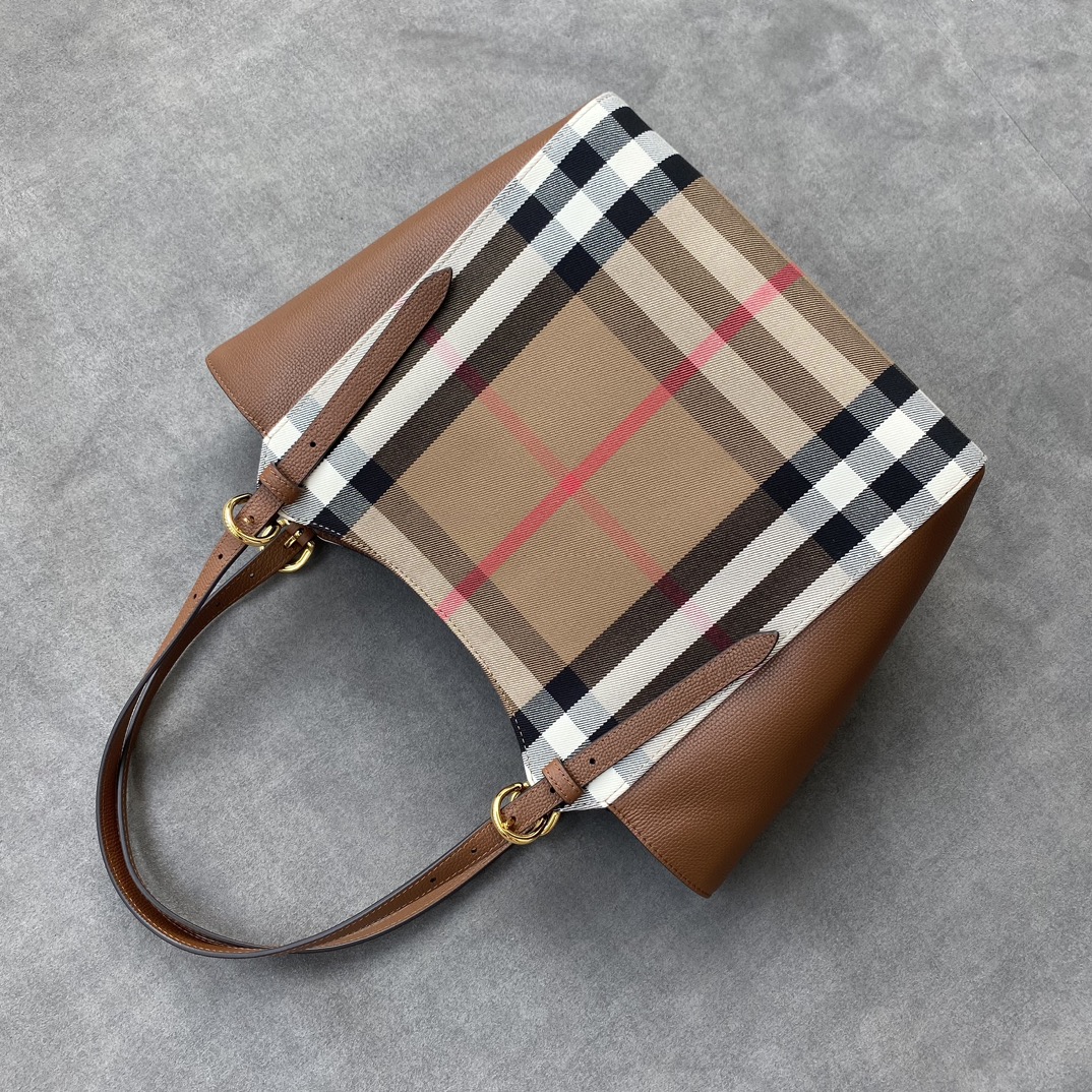 Burberry's latest women's shoulder deformed tote bag, authentic goodies, synchronized with counters, 100% original imported cowhide, original imp