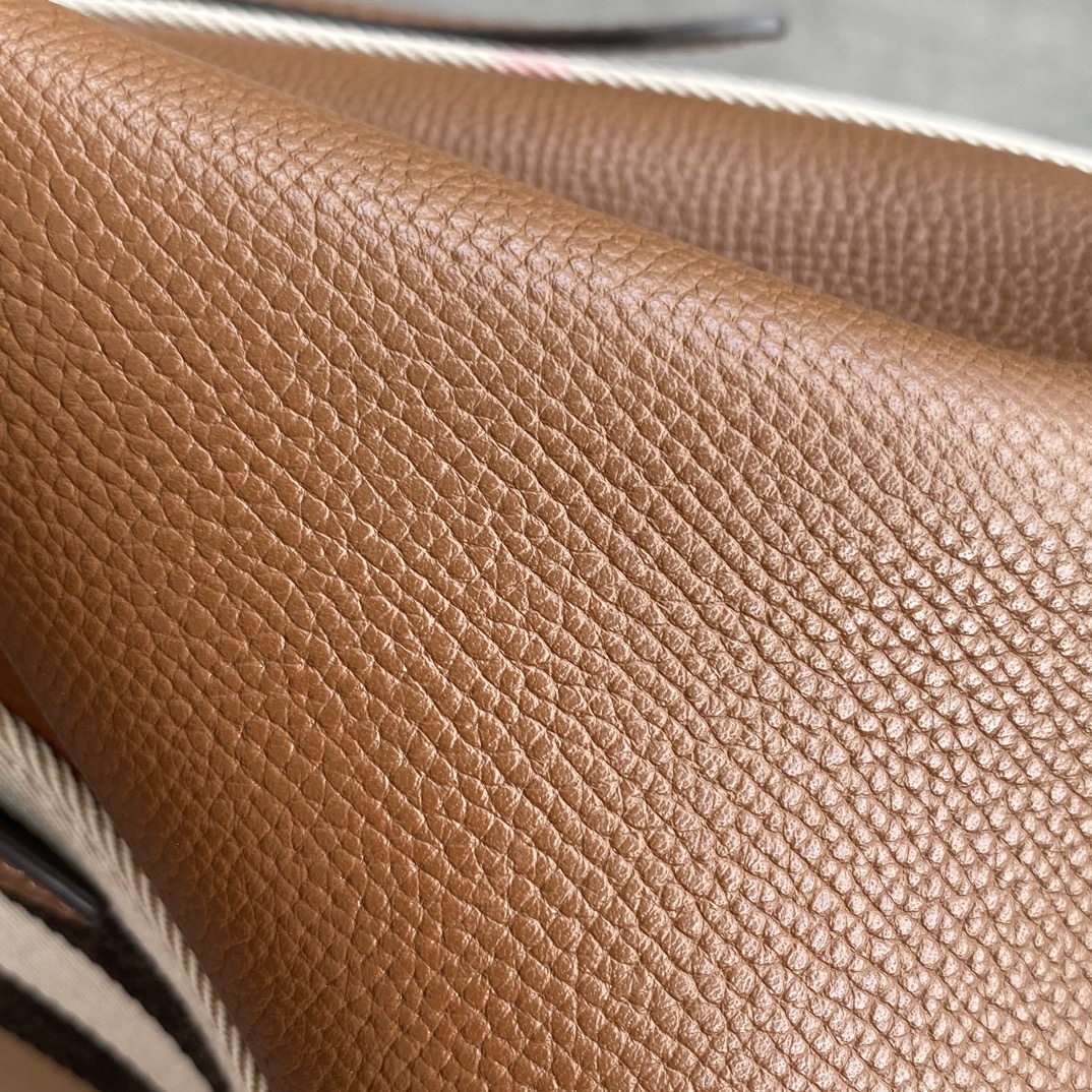 Burberry The leather is fine and soft, and the fabric texture is clearly visible