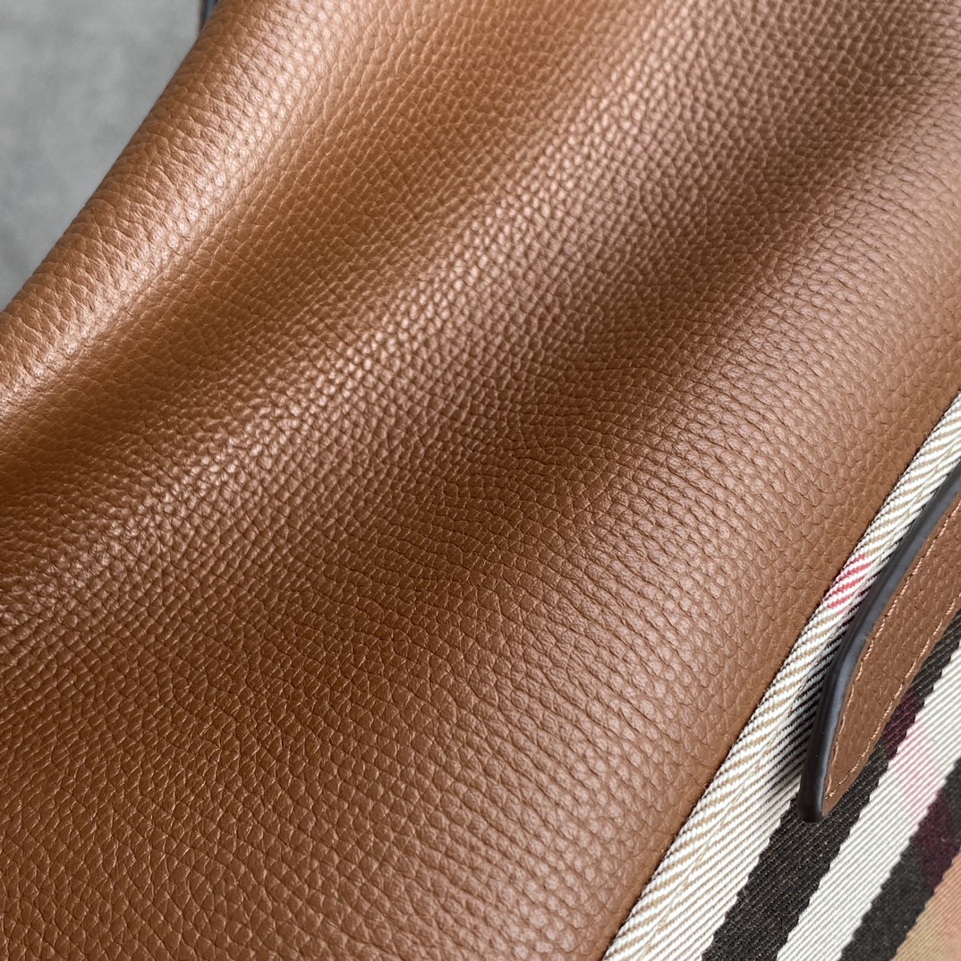 Burberry The leather is fine and soft, and the fabric texture is clearly visible