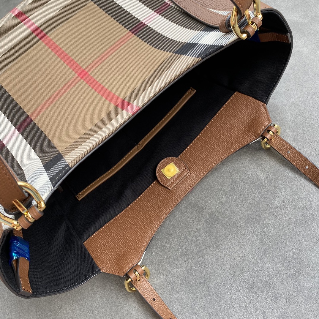 Burberry Details inside