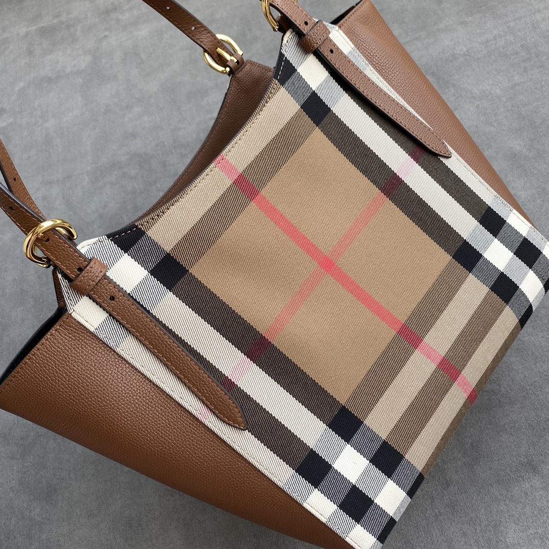 Burberry Details inside
