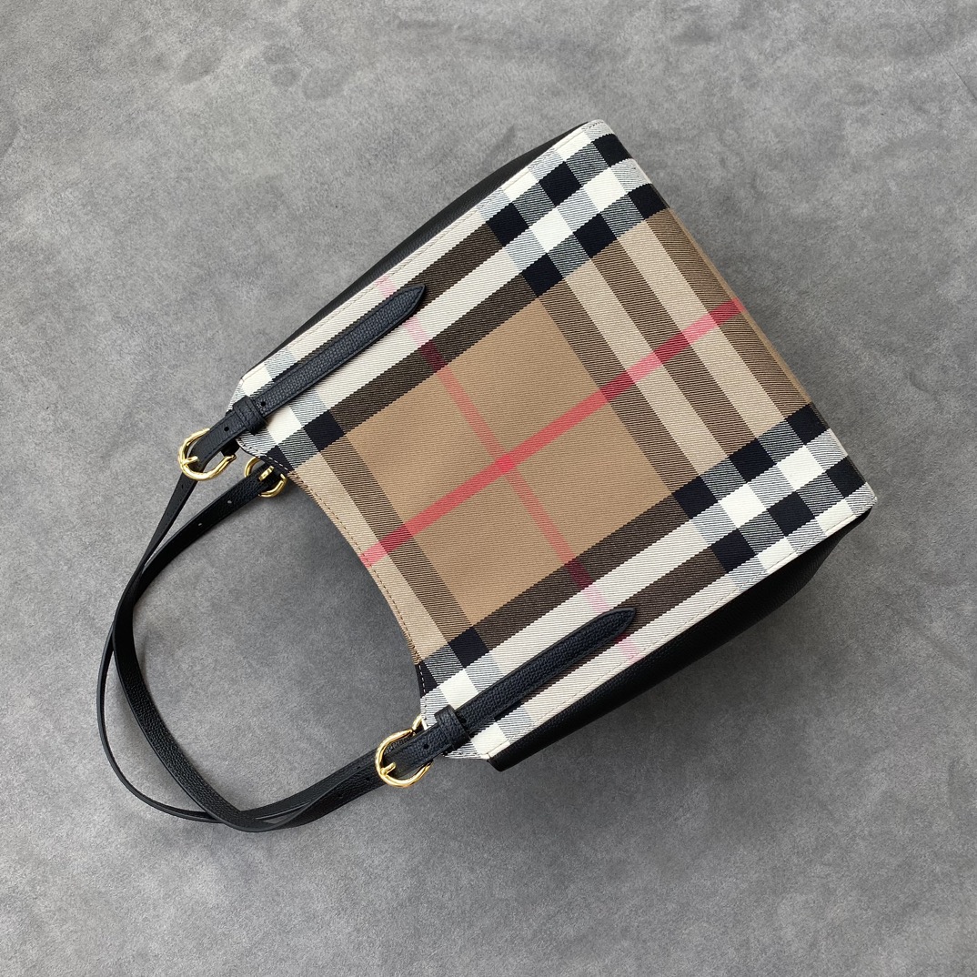 Burberry Washing label details