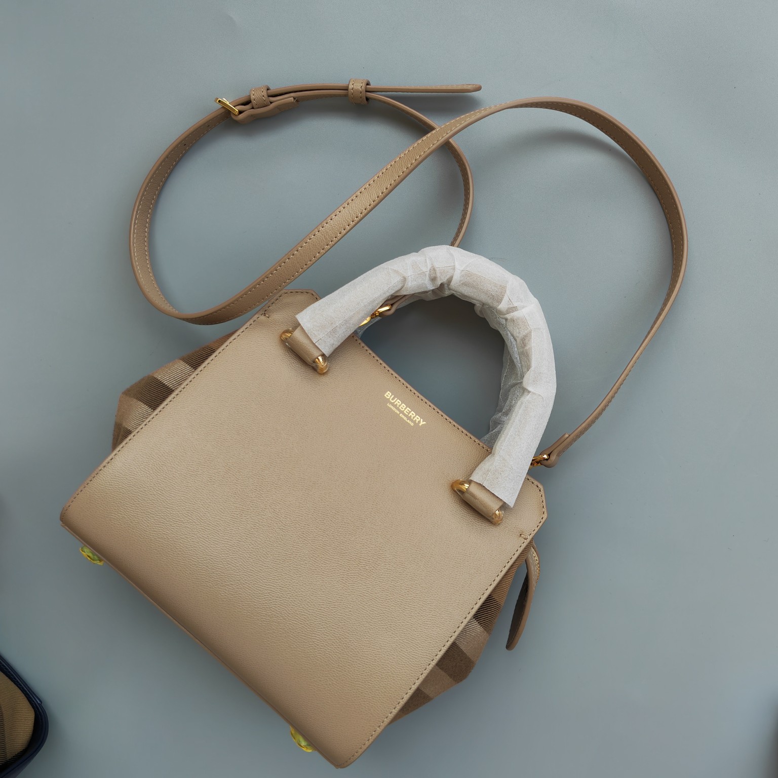 Burberry Received a batch of B's high-end goods. The latest women's shoulder handbag, 100% imported cowhide, imported checkered fabric, ultra-lig