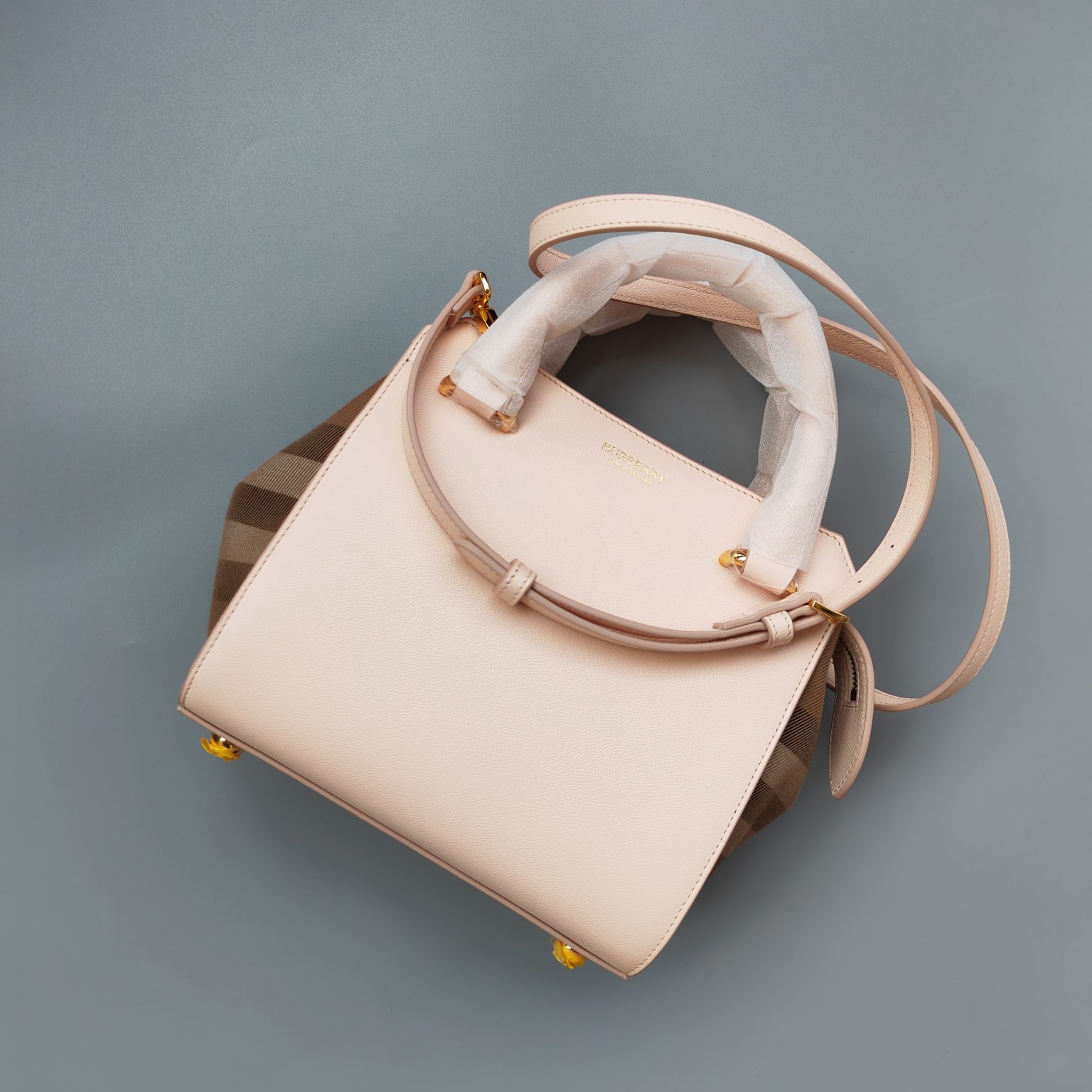 Burberry High-end details The latest women's shoulder handbag, 100% imported cowhide, imported checkered fabric, ultra-light weight, adjustable s