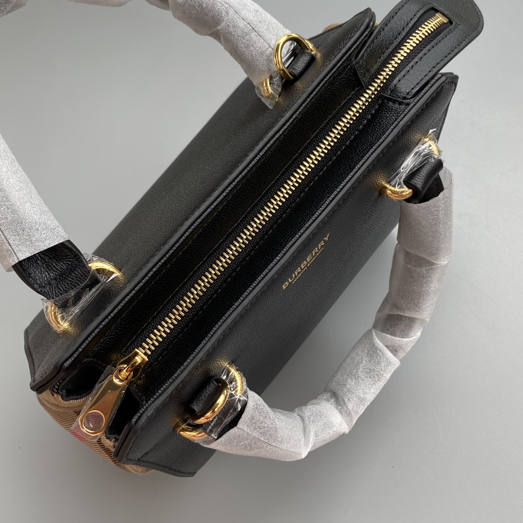 Burberry The details inside are more advanced