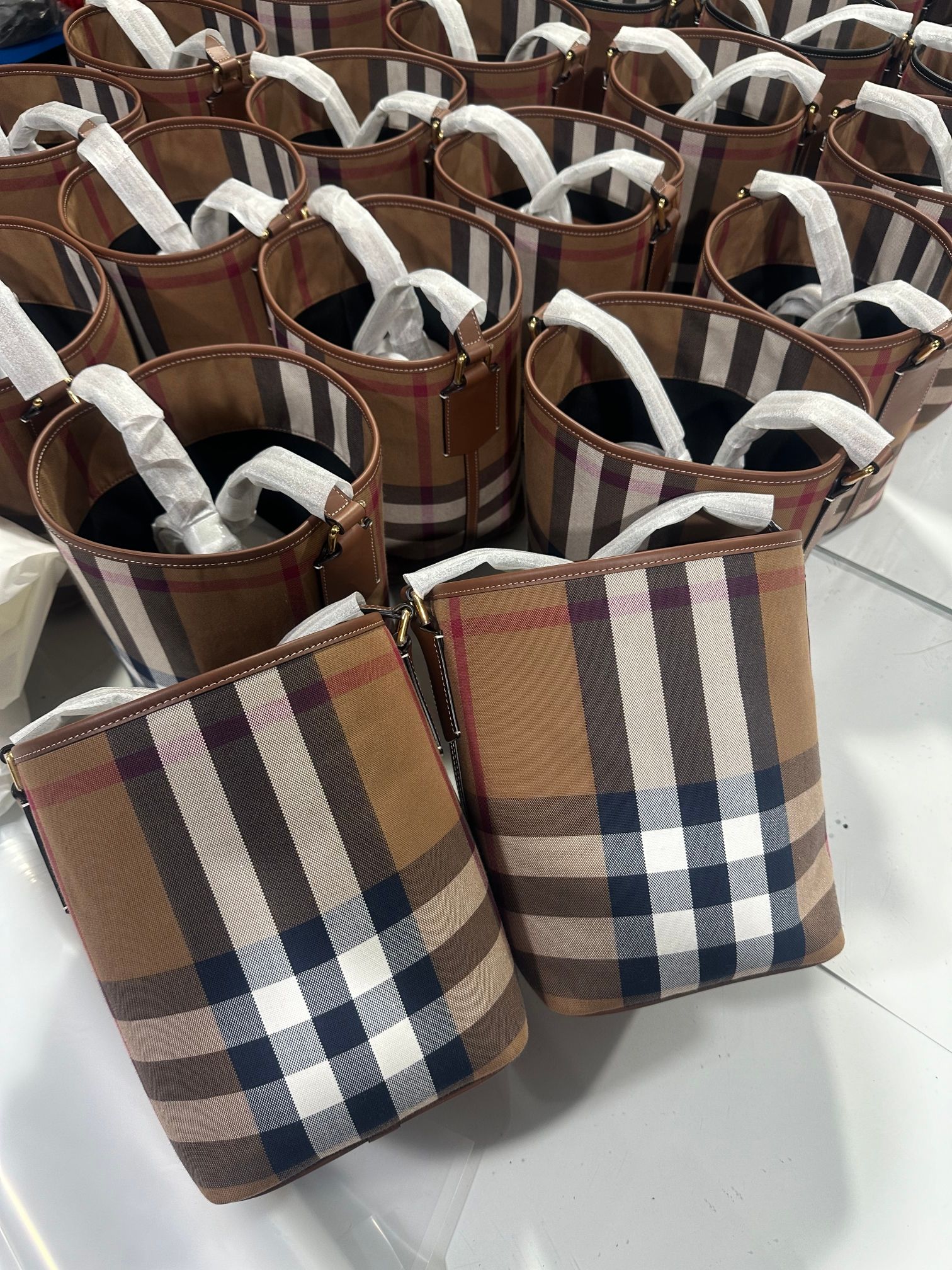 Burberry All ready stocks are here. The quantity is getting less and less every day~