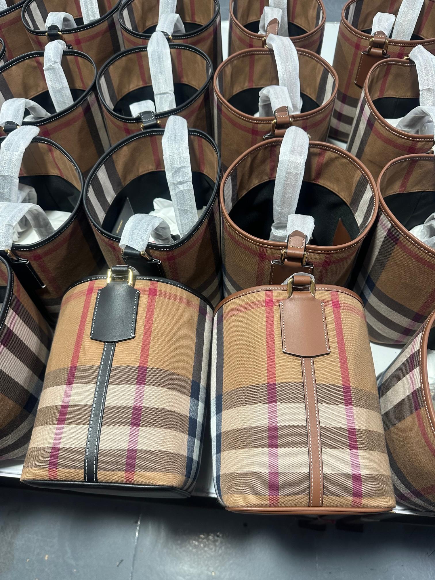 Burberry All ready stocks are here. The quantity is getting less and less every day~