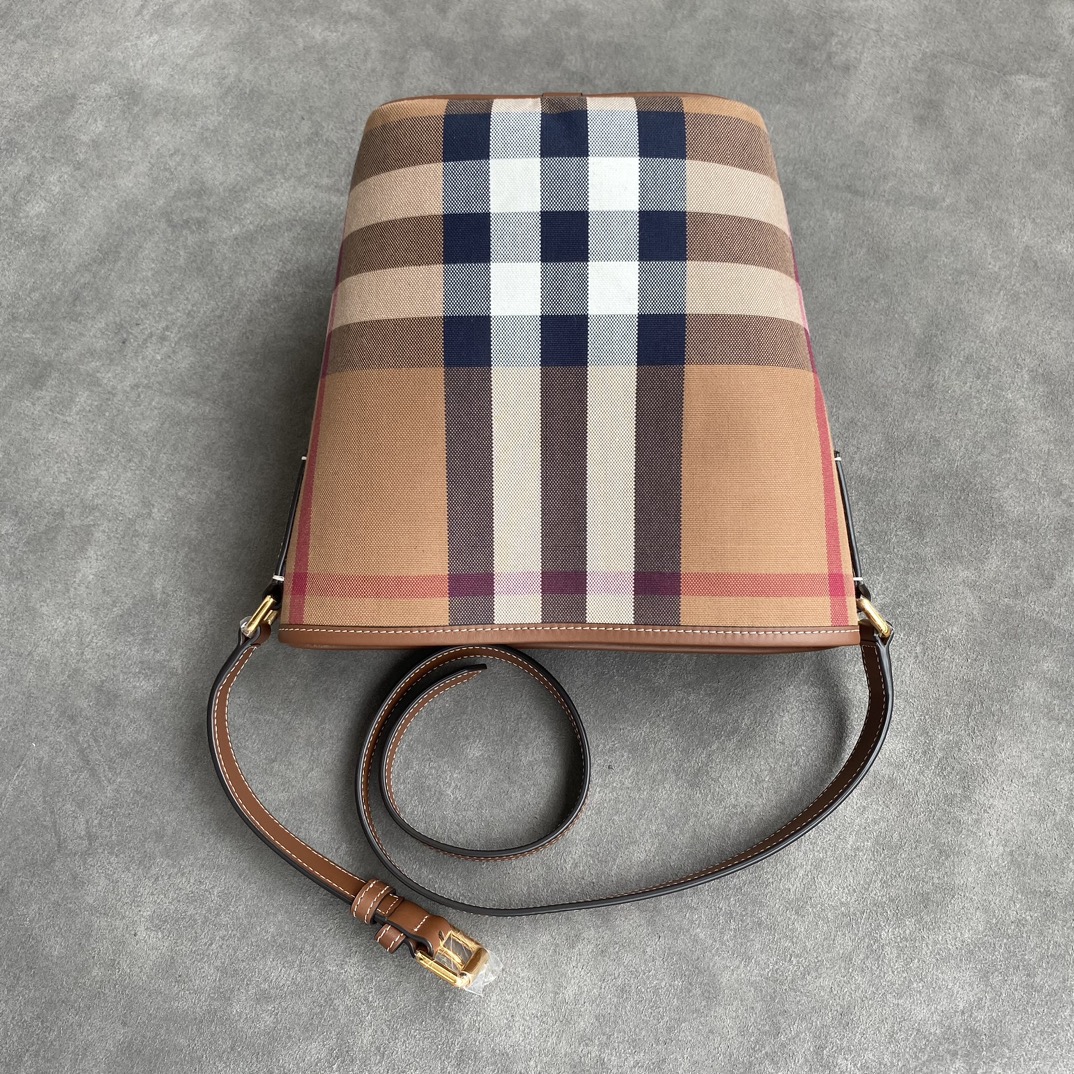 Burberry! 100% pure original, latest model small brown one-shoulder crossbody bucket bag, original imported checkered fabric, original factory le