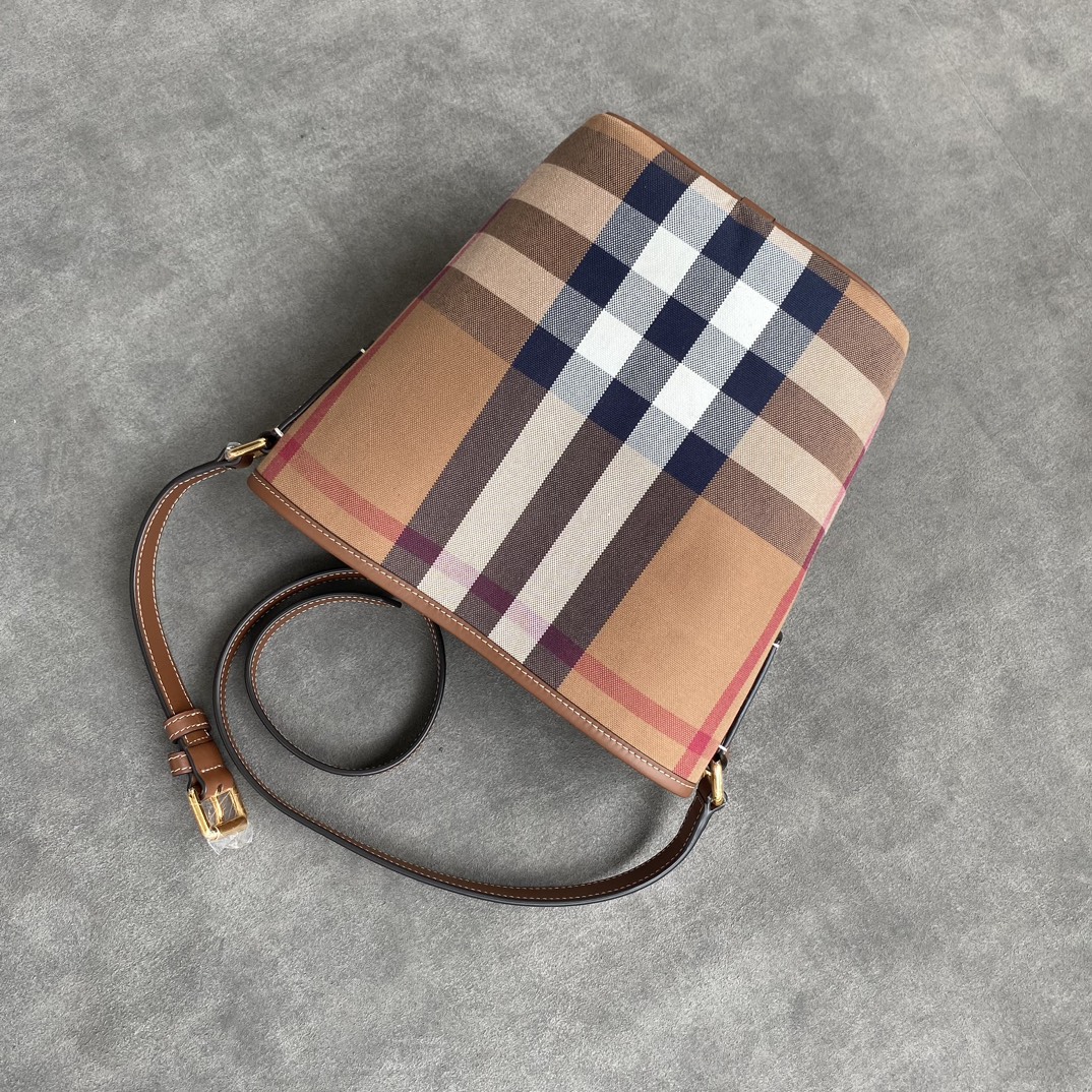 Burberry! 100% pure original, latest model small brown one-shoulder crossbody bucket bag, original imported checkered fabric, original factory le