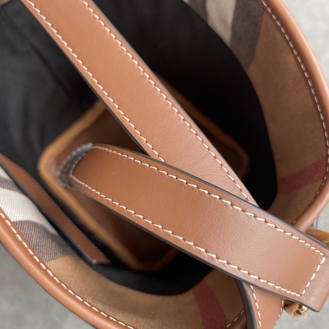 Burberry The details are perfect