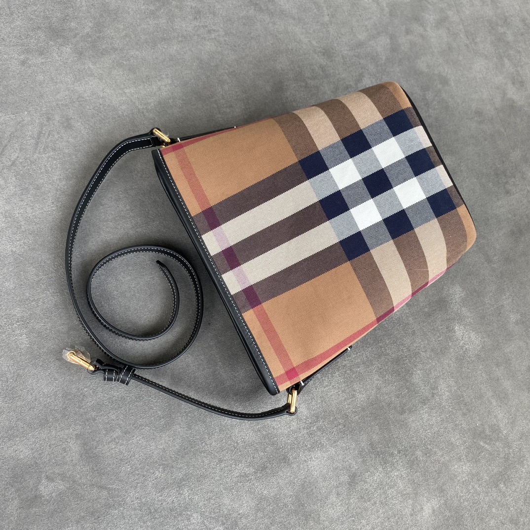 Burberry! 100% pure original, the latest small size black one-shoulder cross-body bucket bag, imported checkered fabric, original cowhide leather