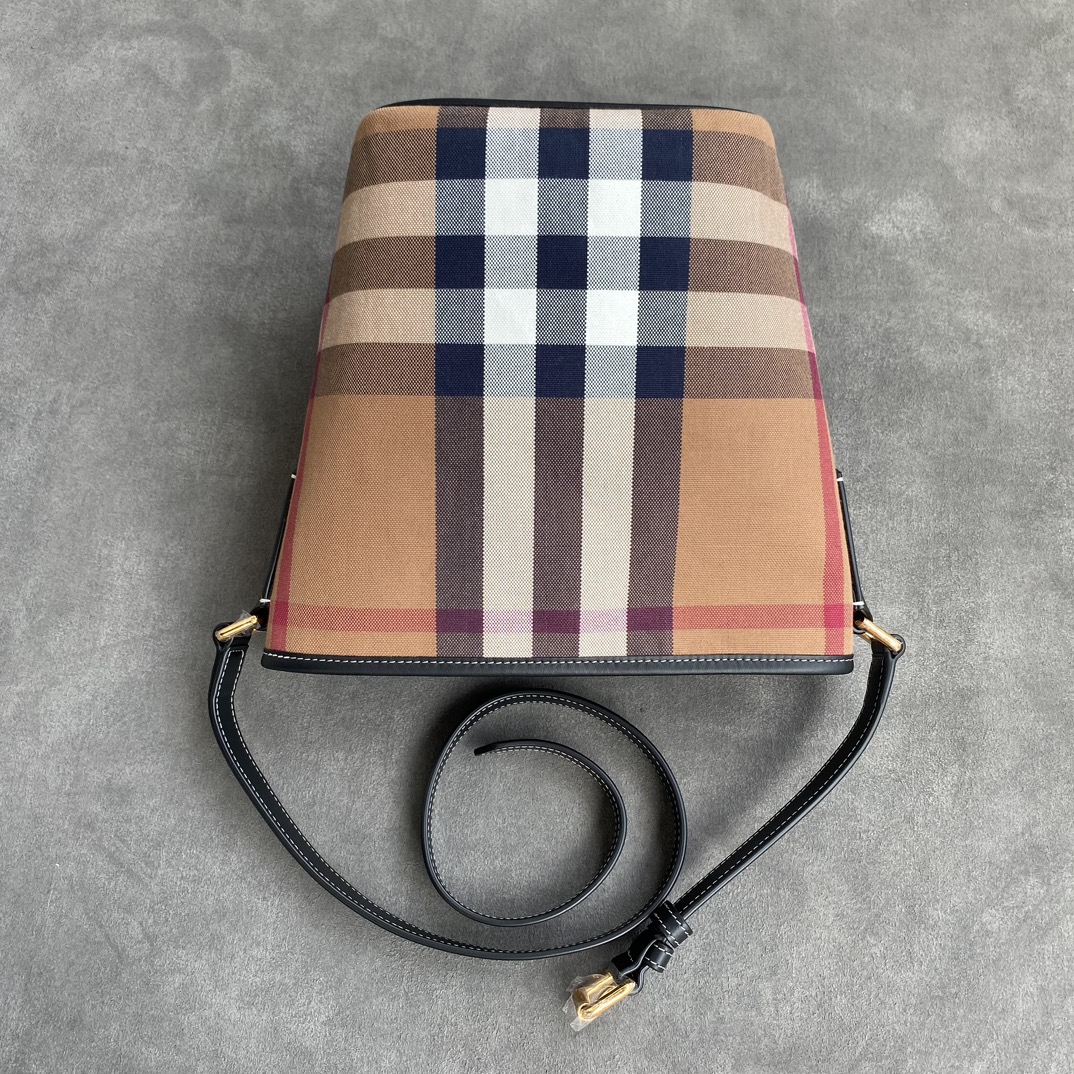 Burberry! 100% pure original, the latest small size black one-shoulder cross-body bucket bag, imported checkered fabric, original cowhide leather