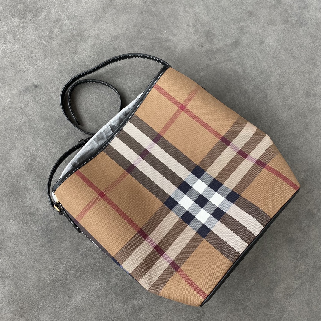 Burberry! 100% pure original, latest model large black one-shoulder crossbody bucket bag, original imported checkered fabric, original factory le