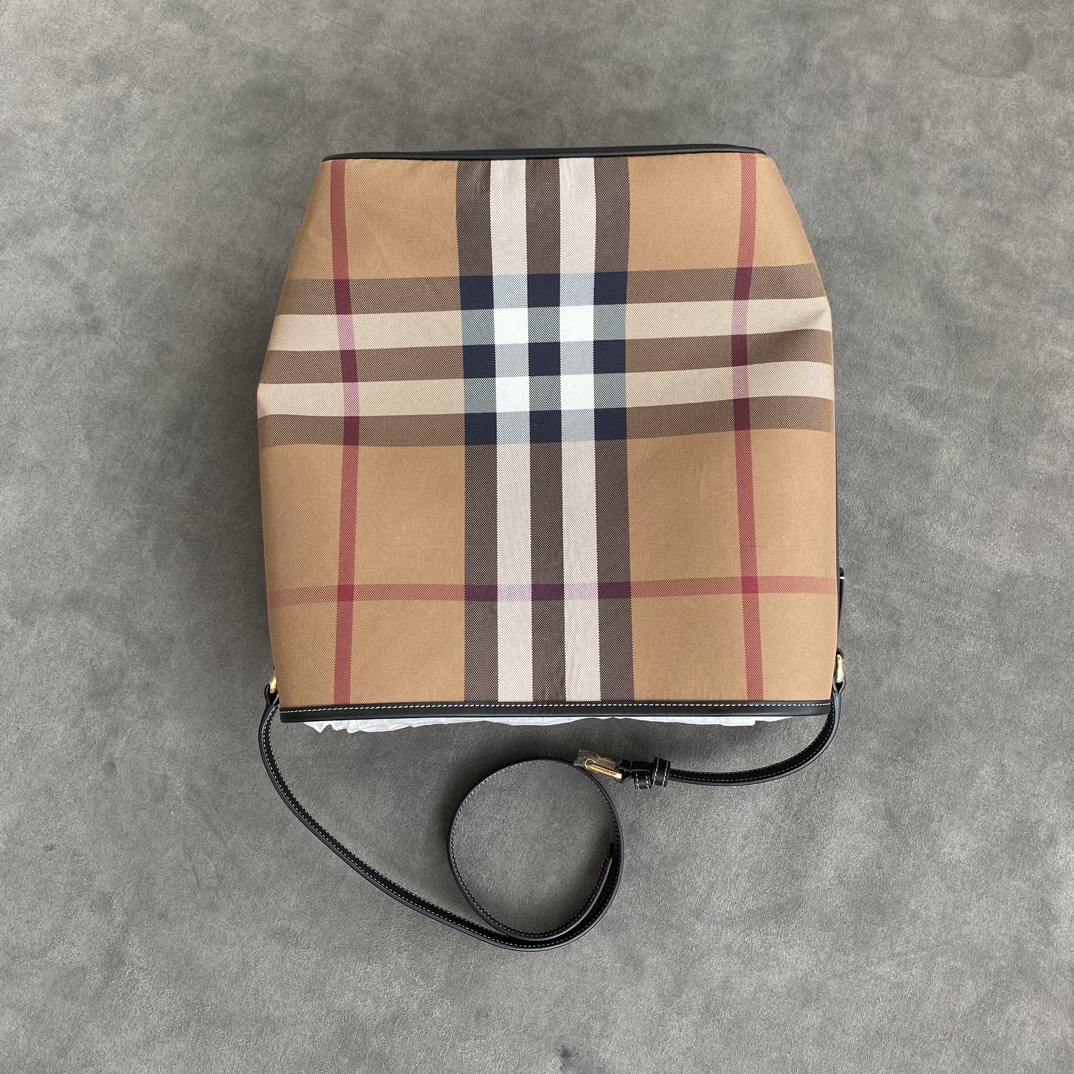 Burberry! 100% pure original, latest model large black one-shoulder crossbody bucket bag, original imported checkered fabric, original factory le