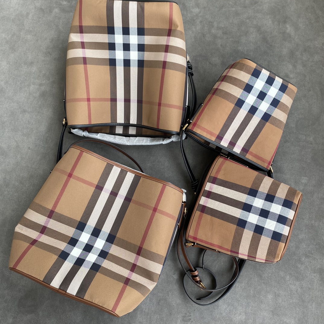 Burberry Comparison of two sizes of family portrait